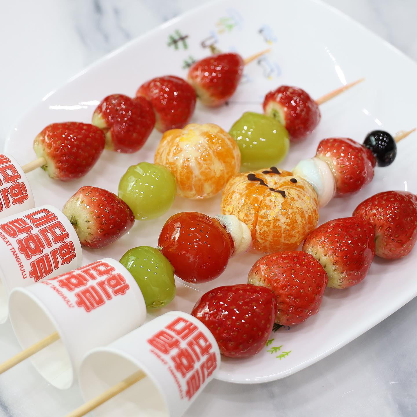 #광고
🍓🍇🍊🫐🍒🥝
내가 너무나도 기다렸던 #딸기탕후루 시즌이 왔다 
대만에서 딸기탕후루 먹은 뒤에
한국에서 오랜만에 탕후루 생각 나 먹으러 갔는데
딸기는 시즌이 아니라서 안 나온다는 말 듣고
눈앞에 아른아른거리는 걸 애써 참아왔음 🥹
그리고 드디어 딸기탕후루가 제철을 맞아서
달콤한 딸기에 달콤한 설탕코팅 조합이 나와 😚😚
.
집 근처에 있어서 딸기 시작되자마자 찾아갔던
#대단한탕후루울산매곡점
great_ulsan 
⭐️ 울산 북구 신기14길 2 (매곡동)
⭐️ 영업시간 13:00~21:00
매장도 깔끔하고 직원도 친절하고
뽑기 이벤트에 쿠폰제까지 하고 있어서
꽤나 많은 혜택 받으면서 먹을 수 있었던 #탕후루
.
예전엔 과일탕후루만 있었지만
요즘엔 #산타탕후루 #과일믹스탕후루 등이 있어서
탕후루 먹는 맛이 두 배가 되었네
.
빠삭빠삭한 설탕코팅 깨물어 먹으면
속엔 과즙이 팡팡 터지는 것이 탕후루의 매력
증말 푸욱 빠질 것 같은 #탕후루맛집 
자꾸 생각난다잉 😌😌
.

———————————————————————————
지금 #대단한탕후루 에서는 챌린지 이벤트도 하는 중
1️⃣ 대단한탕후루에서 탕후루 사먹고
2️⃣ 영상 찍어 인스타그램, 틱톡, 유튜브에 업로드
3️⃣ #대단한탕후루 #대단한탕후루챌린지 #대단한탕후루송 #탕후루맛집 #탕후루 태그하면 신청 완료
4️⃣ 매주 월요일마다 추첨으로 100명에게 탕후루 기프티콘 보내준대, 맛있게 먹쟈
5️⃣ 대단한탕후루송을 배경음으로 깔아주면 당첨확률이 높아짐
———————————————————————————
.
나도 신청하고 탕후루 또 먹어야지 😆😆
#매곡동탕후루 #매곡동카페 #매곡동디저트 
#울산매곡맛집 #탕후루창업 #소자본창업 #탕후루체인점
#탕후루프랜차이즈 #대단한탕후루창업
#커피창업 #소자본커피창업 #커피프랜차이즈
#탕후루가게 #탕후루가게창업 #탕후루만드는법
#탕후루창업비용 #울산탕후루 #울산매곡탕후루
#울산탕후루맛집 #울산북구탕후루