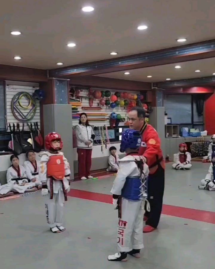 #국기태권도 

친구가 운영하는 국기태권도 도장에 우연히 공개심사 구경갔다가 감동 ♡♡
친구의 열정에 👏 를 보냅니다
미래의 꿈나무들의 실력은
너무나도 멋졌어요
선수단 친구들도 완전 굿 👍 
역시  훌륭한 스승밑에는 훌륭한 제자가
나오는 법 
진심으로 응원합니다
국기태권도 화이팅!!!

주소 -인천계양구 어사대로 12  2층

#태권도 #계산동 역#계양구 태권도#
유아쳐육어린이집#격파#겨루기#
품새#성장체조 발차기 #용인대#성장처조

태권도 교육문의- 정국현 관장
Hp_010-3007-3374