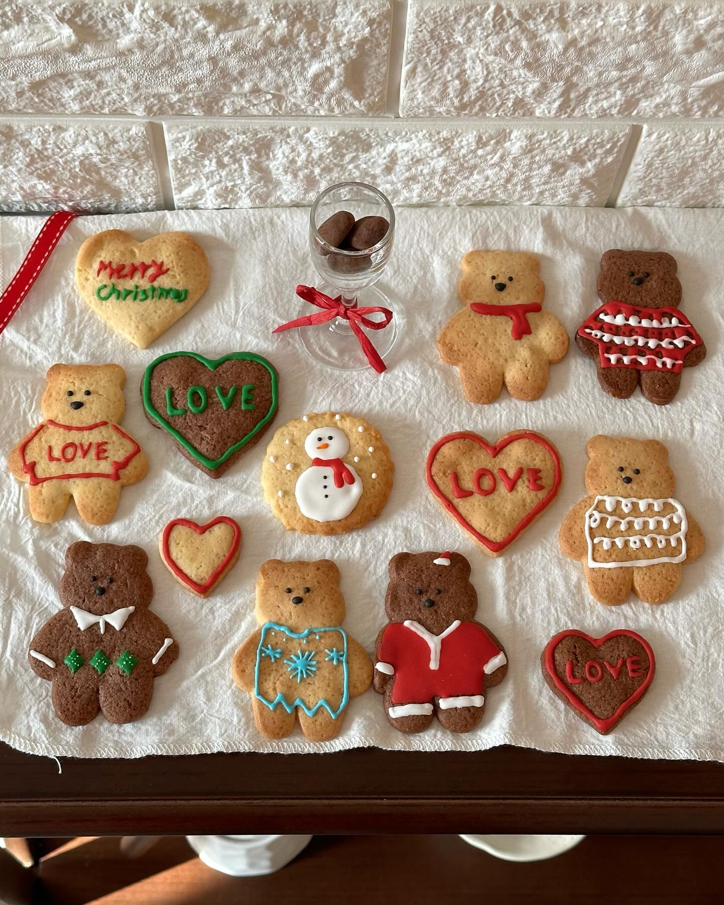 내가 맹든 크리스마스 쿠키 아이싱까지 성공적🐻🌲⛄️🧣 오빠랑 오빠 가족들 감탄하면서 먹었다 해따🍪 남은 반죽으로 만든 포비랑 루피.. 완전 오빠랑 나잖아..