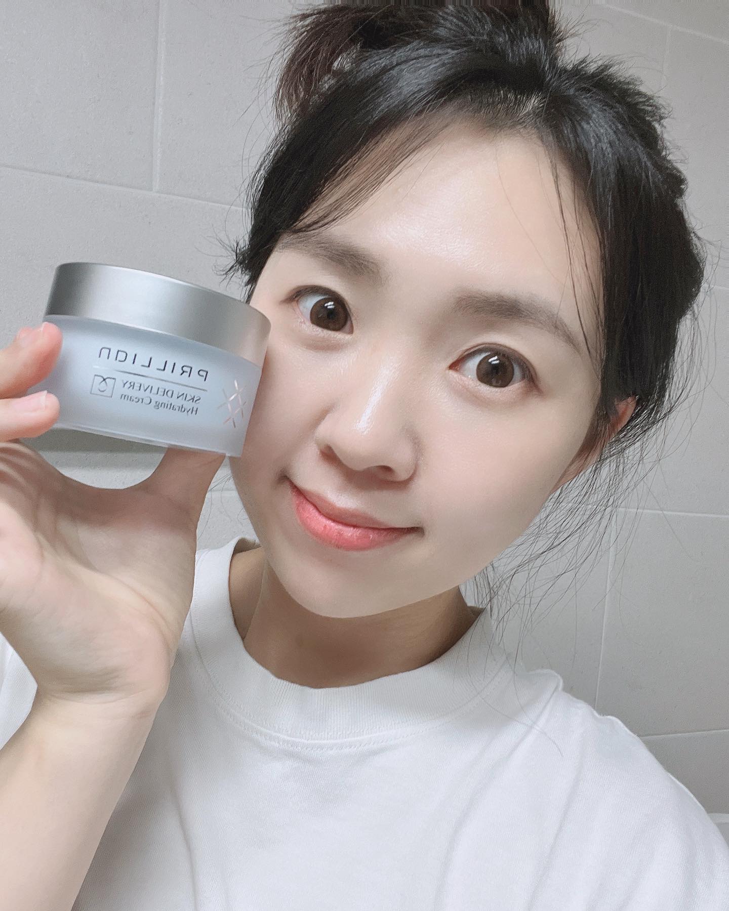 #협찬
🏷️ 프릴리안 스킨딜리버리 하이드레이팅 수분크림

피부가 많이 건조한 편이라 수분이 가득하지만 
가볍지 않고 끈적임 없는 수분크림을 찾고 있었는데 
정말 딱 맞는 제품이에요🙌🏻

메이크업 전에 발라도 밀림이 전혀 없고 
오히려 촉촉해서 메이크업도 더 잘먹고
건조한 날씨에도 불구하고 저녁까지 촉촉함이 유지 되서 
너무 좋아요 유지력 짱짱🫶🏻 

수분크림 유목민이었는데 이제 정착할 수 있을 것 같아요💛💛

#수분크림 #뷰티 #화장품추천 
#수분크림추천 #히알루론산#프릴리안