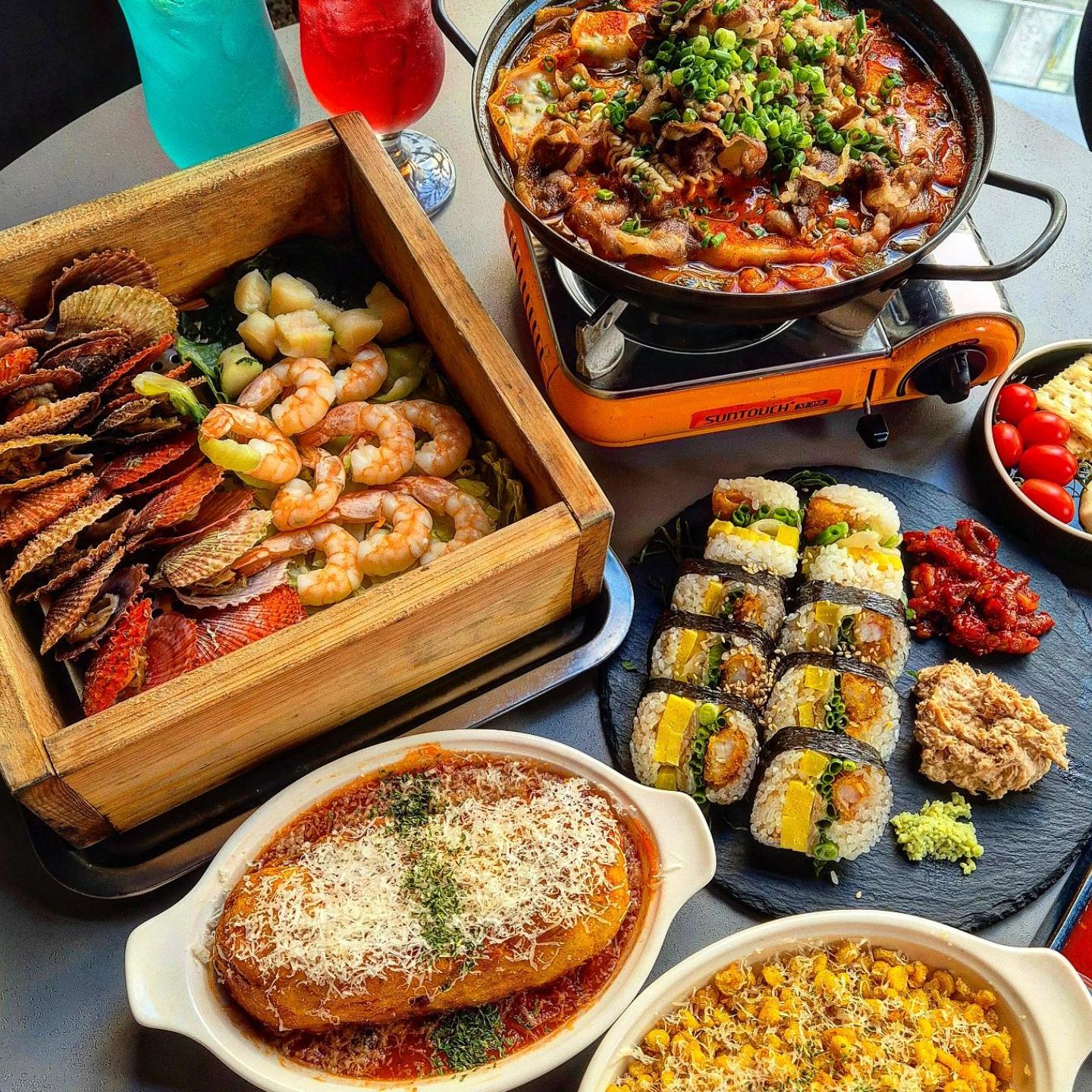교동 #아벨

교동에서 안주 맛있고 분위기 있는 술집을 
찾는다면 아벨이죠❤️❤️

동글 속에 들어온 듯한 힙하고 고급스러운 분위기
통통한 가리비와 새우가 듬뿍 들어간 
신메뉴 해산물편백찜과 매콤달달 미쳐버린 
차돌매콤국물떡볶이 토핑도 가득해요
라면 만두 차돌 소시지 떡 오뎅 사리도 다양하고 푸짐함

새우튀김 계란말이가 큼직하게 들어가입 터지는 묵은지참치마끼에 참치마요랑 낙지젓갈 조합
 
사이드로 파스타블럭튀김과 콘튀김 꼭 시켜주세요❤️ 토마토파스타를 튀긴 맛인데 존맛임 콘튀김은 말모!!

⚡️아벨 대구교동점 abel_daegu
✔️대구 중구 국채보상로123길 15 3층
✔️매일 17:30-03:00 
✔️02:00 라스트오더