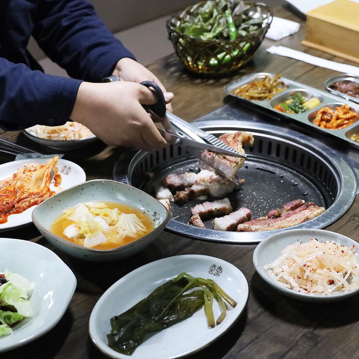 🫢🫢
완전 이색 고기집 #울산맛집 #사랑채
⭐️ 울산 북구 신답1길 21
.
2시간 동안 항아리에서 천천히 구워낸 
훈제 통삼겹살 먹을 수 있는 곳
.
겉바속촉하고 엄청 부드러운 #통삼겹살바베큐 
#울산바베큐 #울산바베큐맛집 
거기다 반찬도 사장님이 직접 농사지은 채소들로
직접 만드는 곳이고
된장 간장 묵은지도 직접 담그심 🫢🫢
그래서 더 맛있고 특별해 😀
.
#울산상안동맛집 #울산천곡맛집 #울산삼겹살맛집 
#울산삼겹살 #울산북구맛집 #울산북구고기집
#울산북구삼겹살 #울산고기집 #울산맛집추천
#울산상안동고기집 #울산이색맛집 #울산밥집
#울산북구회식 #울산한식 #맛집 #먹스타그램
#2023울산북구북스타그램응모_11월