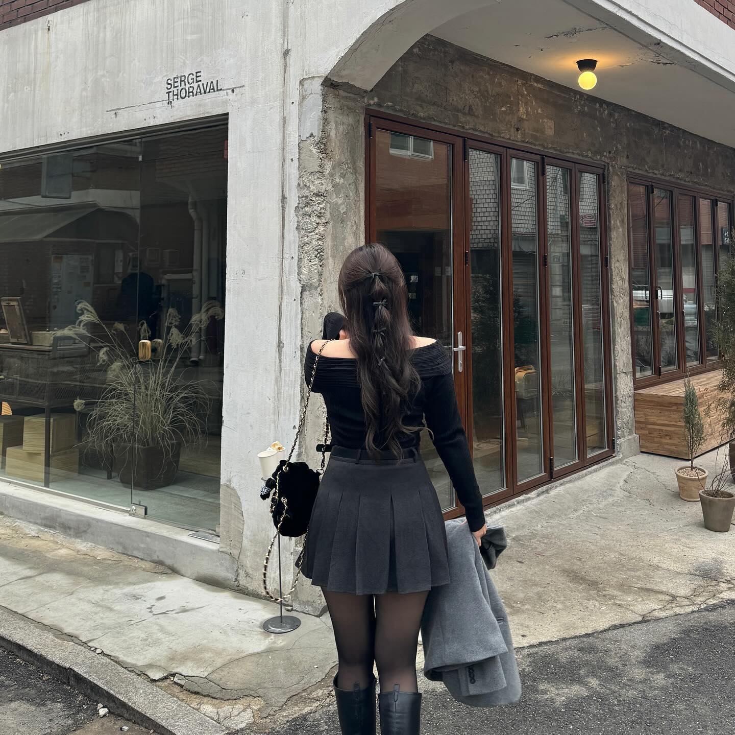 Hello 2024🖤
이번 연말과 새해는 정말루 특별해✨
우리오빠 콘서트에서 함께 해를 넘기고
나의 올해 첫 노래는 미소천사 라이브였고💜

새해 아침은 한강에서 손잡고 해를 보고,
새해 첫 데이트는 성수동 나들이❣️

음식도 커피도 카페도 다 맛있고 예뿌고
쇼룸 투어하고 쇼핑하구 행복해따 ..💕

사진 실력이 많이 늘은 남표니는
이제 썩 몇컷안에 베스트를 남겨준다🫶🏻
그리고 늘 성시경 인스타그램을 염탐하며
이번 콘서트도 나보다 먼저 인스타로 일정 확인하고
연말 공연 보러가자고 얘기해주고,
아주 가스라이팅이 잘 되어따 (뿌듯)

너무 고마워 올 한해도 웃으면서
행복하게 잘 지내자 내 베스트프랜드❤️

#2024 #hello2024 #갑진년 #갑진년놈이되어보자 #새해 #성수동나들이 #성수동핫플 #성수동카페 #성수동쇼룸