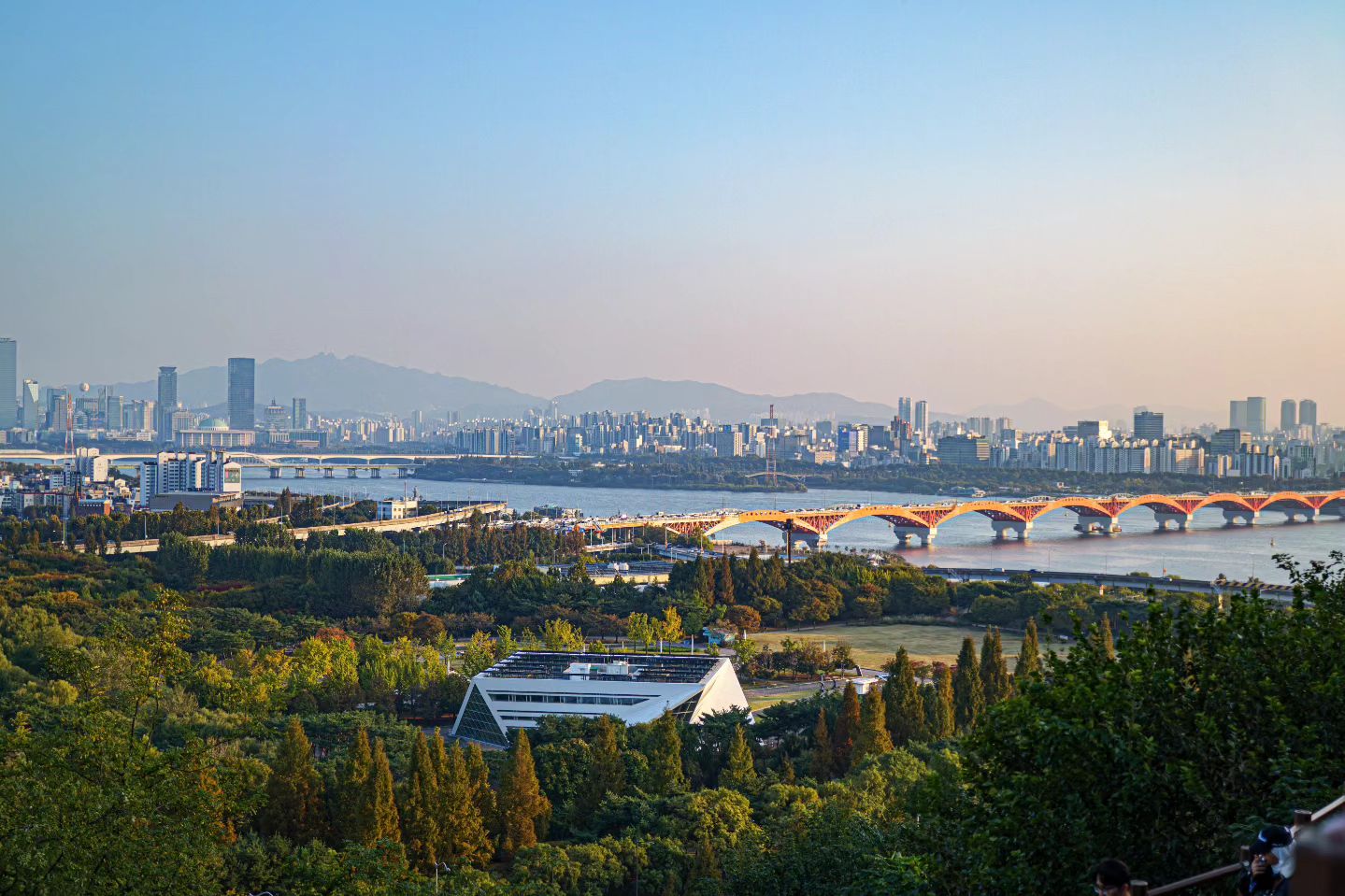 #하늘공원 에서 내려다본 #서울
#한강 은 물론이고 #63빌딩 #남산타워 #롯데타워 까지 보인다
계단이 400개쯤 있는것같은데, 가죽자켓 입고 올라가다가 쪄죽을뻔