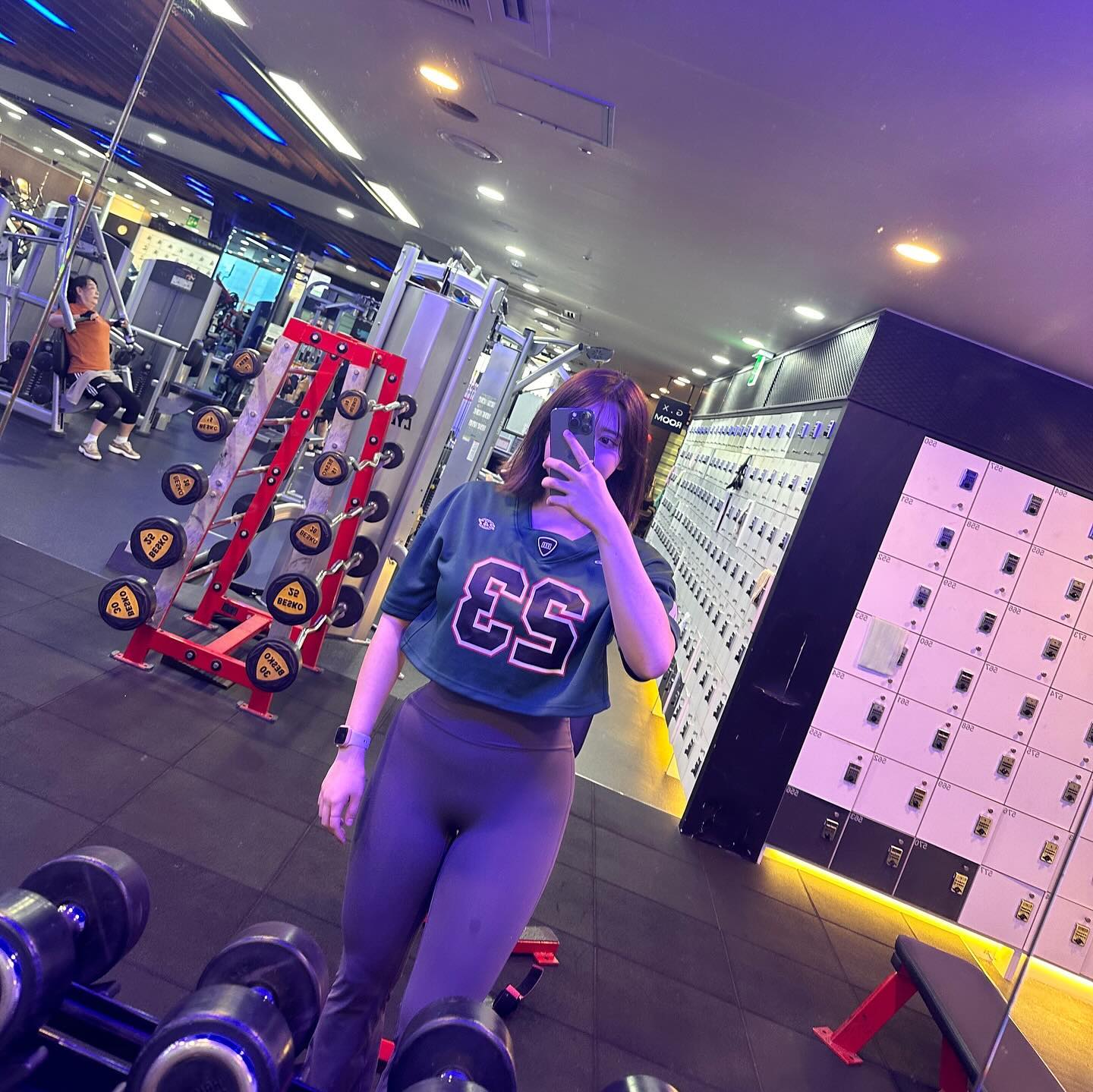 오늘도 열심히 달렸따 바프 준비 다시 화이팅❤️
오늘 이쁜 옷입고 운동했더니 더 잘됐던 날💪🏻
#머슬암드#짐웨어