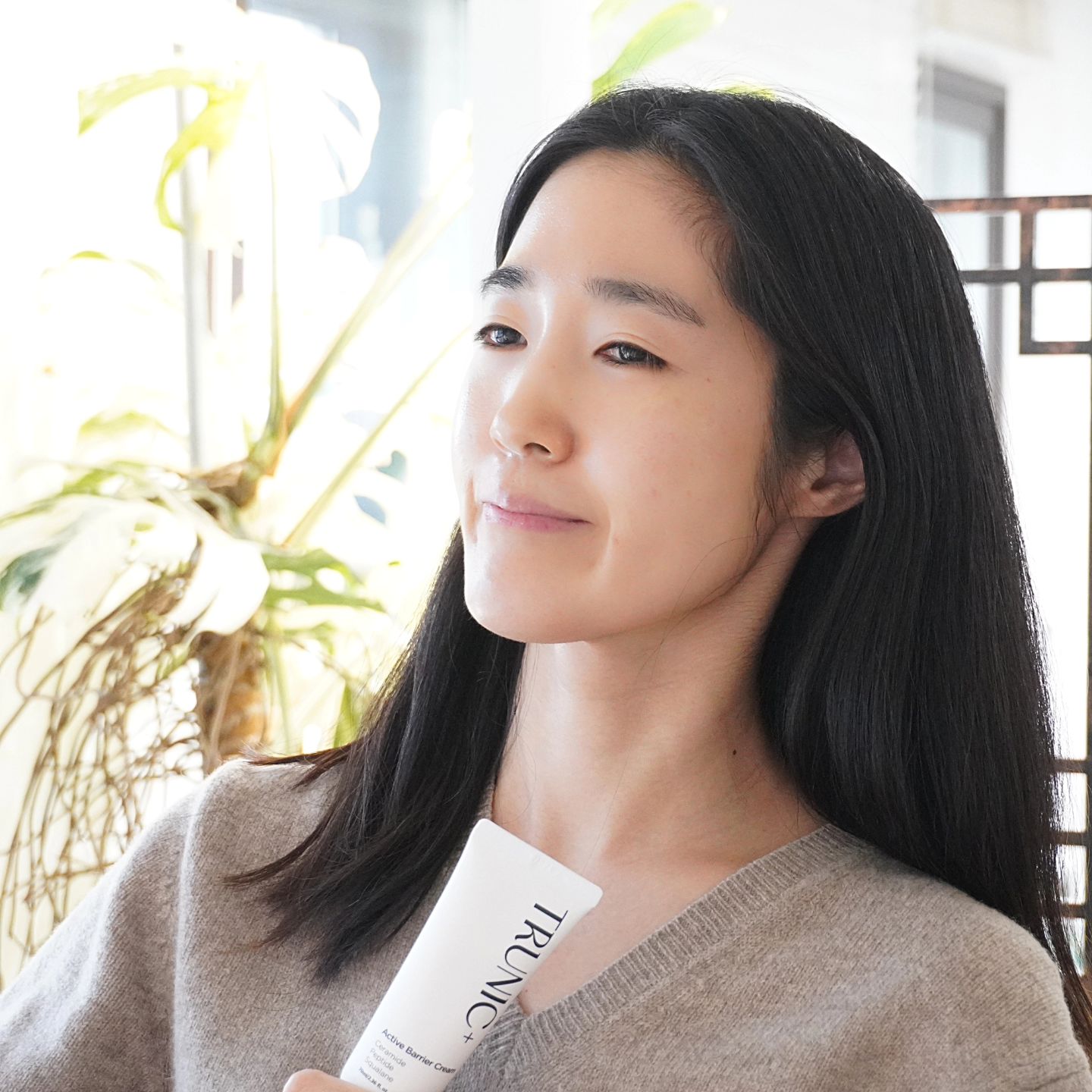 #협찬 오늘 저만 건조한가요?
이럴 땐 영양 하나로 클리어 가능한 #영양크림 발라주는 센스!

#극강의촉촉함 !!
#세라마이드 듬뿍이라 #피부장벽개선 도움주며 임상시험으로 이미 증명되어 더 믿을 수 있었어요~

시원한 느낌에 바르자마자 윤광 생기면서 샤르르 흡수되는데 
덧발라도 겉도는 느낌이 없네요!!
초크초크 꼼꼼하게 화장도 잘 먹을 것 같은 이 느낌!
매일 듬뿍 발라줘야겠어요!

trunic_plus 
#보습크림 #주름개선