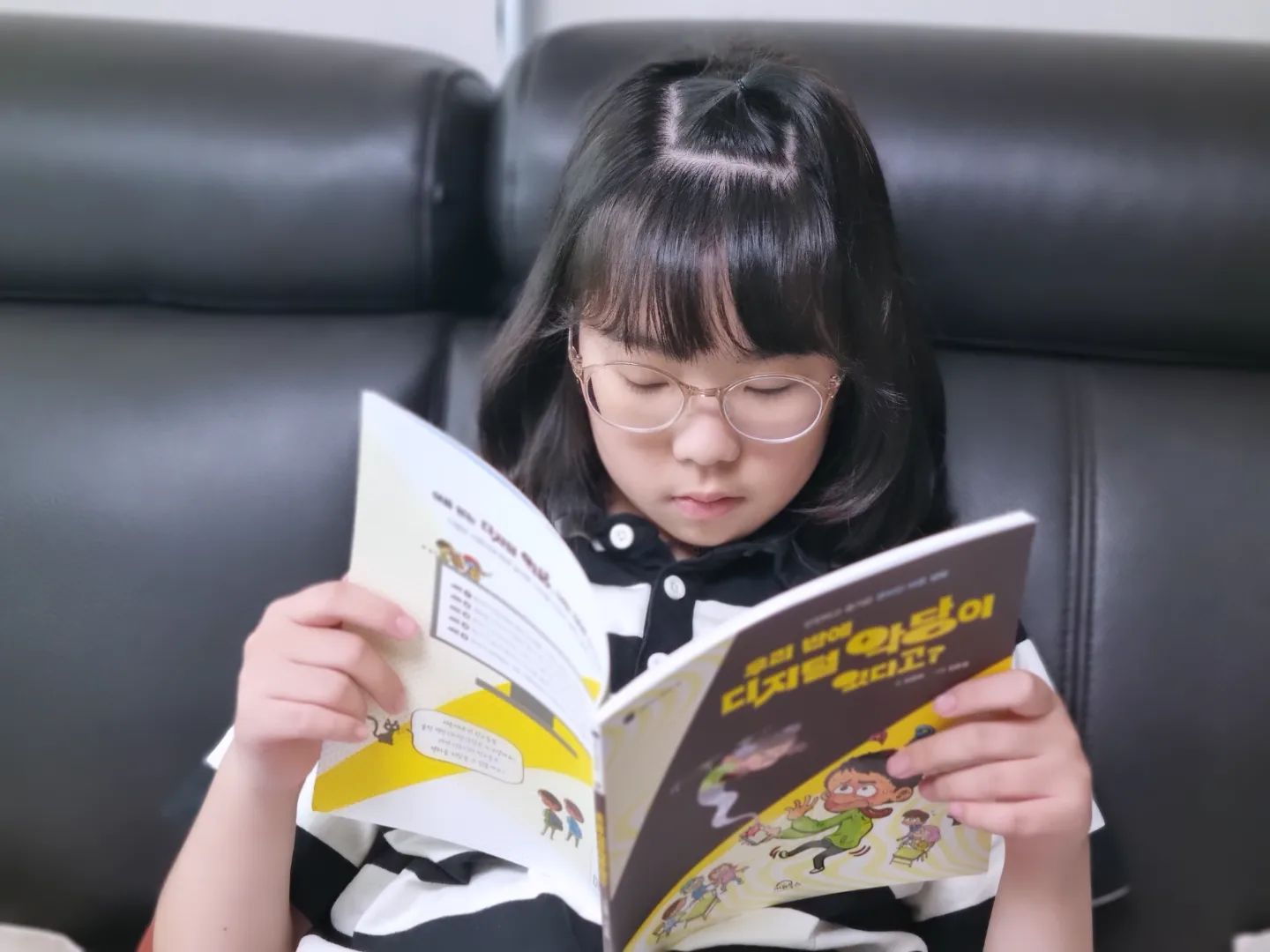 #협찬

인터넷으로 정보도 편하고 쉽게 찾을 수 있는 세상인 요즘 아이들도 학교 숙제에 필요한 자료들을 손쉽게 찾을 수 있어요
그러나 신속성이나 공유성의 편리함 이면에는 익명성으로 인해 가짜 뉴스나 남을 헐뜯는 비방글조차 생산해내거나 퍼트리기 쉬운 요즘이죠

[우리 반에 디지털 악당이 있다고?] 책에서는 서준이와 친구들이 이와 같은 사건을 겪으며 오해와 갈등을 풀어 가는 이야기를 통해 어린이들이 보다 쉽게 인터넷의 특성을 이해하고 온라인상에서 지켜야 할 예절, 올바른 정보 이용 수칙을 배울 수 있게 도와주는 어린이책 이랍니다!

#키위북스 #초등추천도서 #초등독서 #네티켓 #온라인 #초등학습 #스마트폰 #우리반에디지털악당이있다고 #북스타그램 #책 #서평