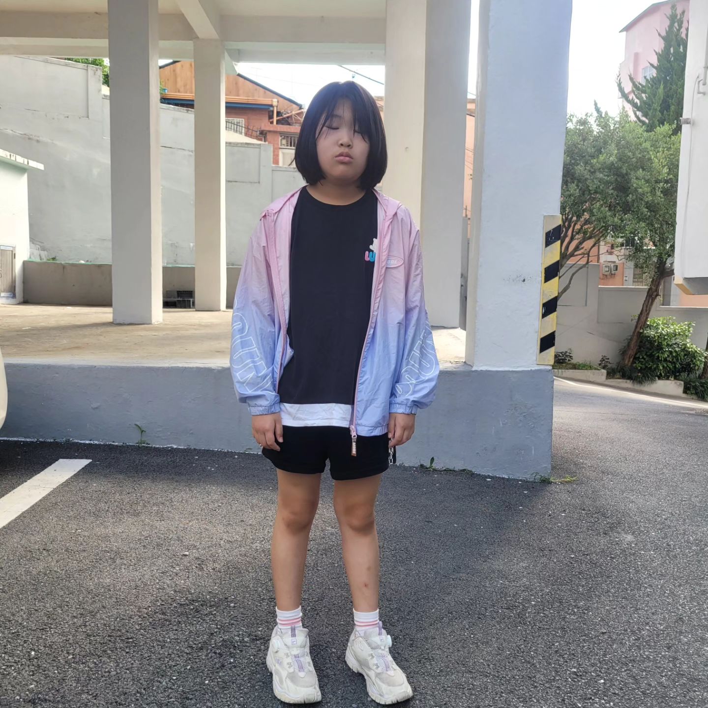 방문요양 평가
오픈하고 3년이 더 지난 현재
첫 평가
한다고 해도 평가때면 튀어나오는
수정할 서류들
주말에 쩡이 데리고 나왔더니
저러고 집에 가자고
좀 무서웠어요ㅋㅋ
일주일 일만하고 살았더니
엄마없었던 티내느라
감기가 온 쩡이
이 더위에 춥다고 잠바🥲

약먹고 지금은 괜찮긴하지만
이제 놀아야하니 아프지않았음 하네요

이제 참  어렵고 신경쓰이는
방학을 즐겁고 빨리 지나가게 만들
방법을  생각해보아야해요