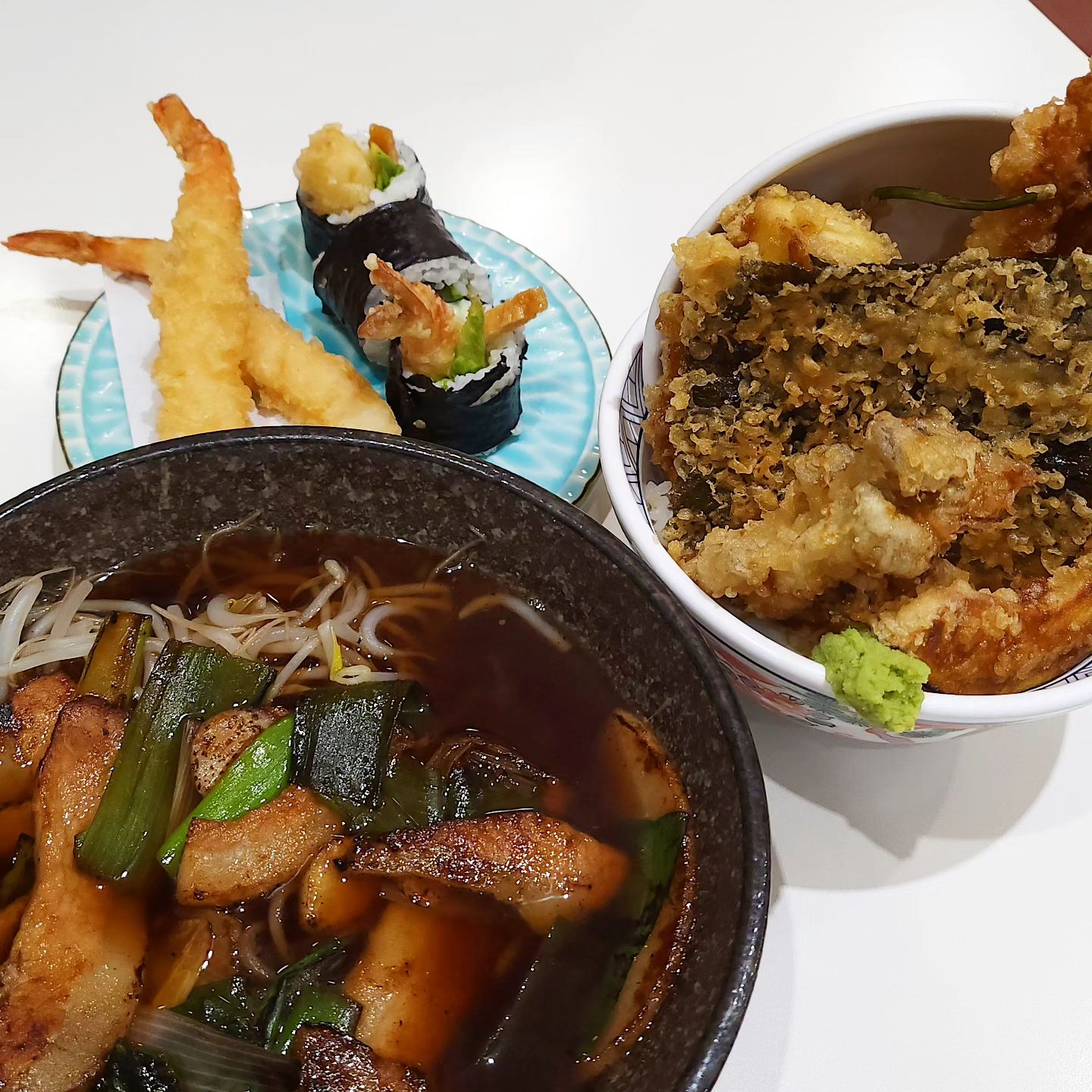 #부온

구남동에 위치한 텐동과 소바가 맛있는 곳!

주문과 동시에 튀겨지는 튀김은 전혀 눅눅하지 않고
신선한 재료들로 만들어져서 바삭바삭하니 맛있었다!

아나고텐동을 주문했는데 커다란 크기의 아나고와
각종 야채(가지, 버섯, 단호박, 꽈리고추), 김
그리고 마지막 치트키 온천계란이 들어있었고
감칠맛나는 간장소스가 튀김의 맛을 더 살려주었다👍

대파항정살소바는 가을/겨울 계절메뉴로
자칫하면 항정살 때문에 느끼할 수 있는 메뉴인데
대파 듬뿍 불향 솔솔 🔥이라서 전혀 느끼하지 않고 맛있었다!

다음에 방문했을 땐 굴이 듬뿍 들어간 카키 온소바 도전🦪

✔️ 제주 제주시 구남동 2길 26
✔️ 11:00-21:00 (브레이크 타임 15:00-17:00)
✔️ 휴무일 없음

🍴 아나고텐동 15,900원
🍴 대파항정살소바 13,900원
🍴 부온마끼 2pcs 3,500원
🍴 새우튀김 1pcs 2,100원
.
.
.
.
#먹스타그램 #맛스타그램 #mukstagram #foodstagram #제주맛집 #제주맛집투어 #제주도맛집 #제주맛집추천 #제주이도동맛집 #제주구남동맛집 #제주텐동 #제주텐동맛집 #제주소바맛집 #제주인스타핫플 #맞팔 #먹팔 #먹스타 #소통 #먹팔하면맞팔