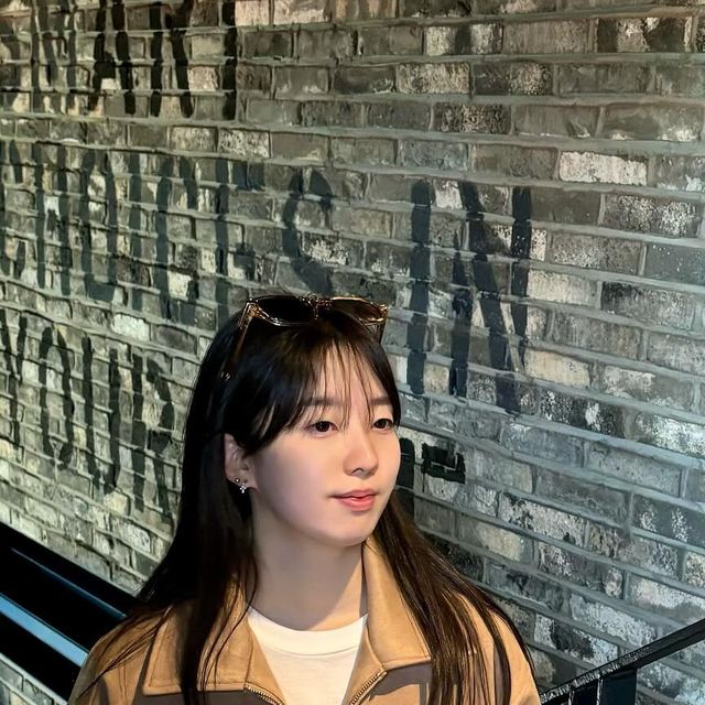  김세연 Se Yeon Kim 🇰🇷 on Instagram: "#광고 

@vivabrown_official 에서 제품을 제공받았습니다!

따뜻한 날씨에 입기 좋은 자켓!
은은한 광택감으로 고급스러운 무드🤎

✔️ [비건 스웨이드] 카라 블루종 스웨이드 자켓

#광고 #비바브라운 #비바브라운자켓 #자켓 #숏자켓 #스웨이드자켓 #블루종 #크롭자켓 #비건스웨이드 #jacket #outer #suedejacket #パンツ #비바브라운x텍토리"