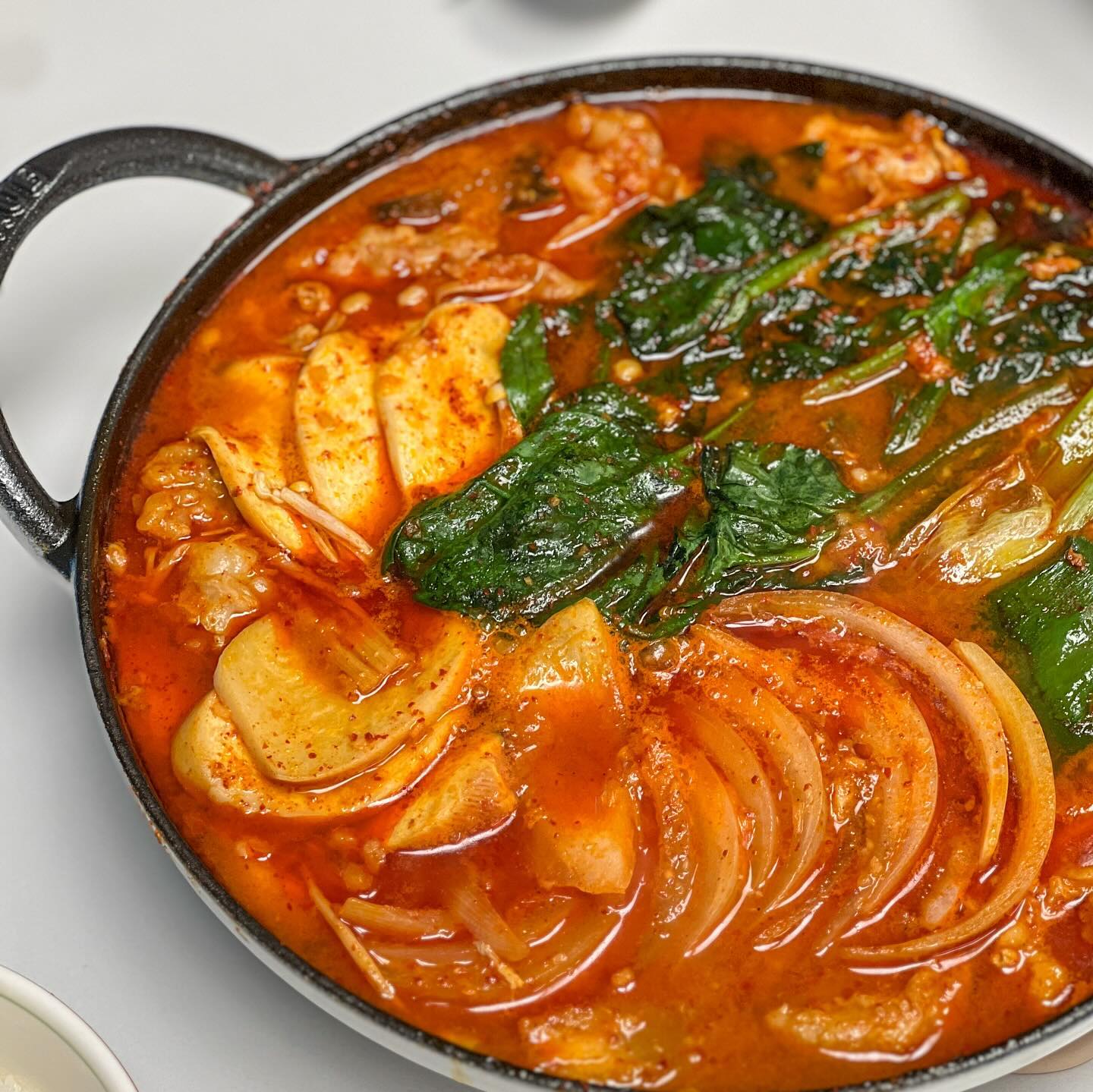 #제품제공 #밀프레드

가끔은 맛있는 곱창전골도 먹어주기 !
먹으면서 캠핑가서 먹으면 너무 찰떡일 것 같았다 내가 준비할거라곤 물과 냄비뿐 ☺️ 고기는 당근이거니와 야채가 너무 신선해서 담 캠핑엔 꼭 사가자며 우동사리에 볶음밥으로 마무리 ❤️

🥄문현전통한우곱창전골

#곱창전골 #밀키트 #집들이음식 #캠핑요리 #술안주 #문현전통한우곱창전골 #한우곱창전골 #소곱창전골 #맥주안주 #소주안주 #야식 #신혼살림 #신혼밥상 #신혼스타그램 #럽스타그램 #밥상 #신혼부부 #스타우브 #스타우브알라딘팟 #스타우브웍
