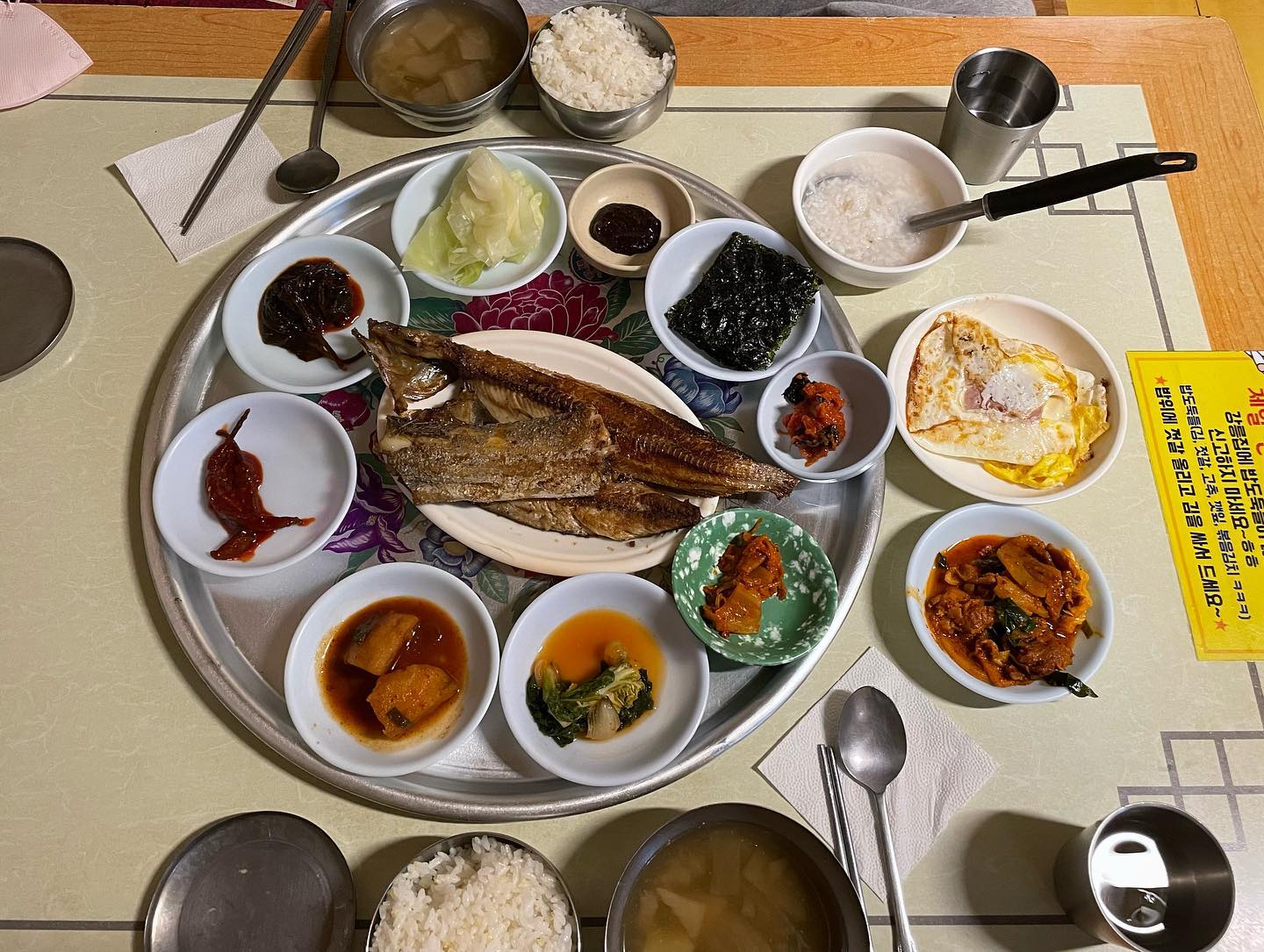 [춘천] 강릉집

많은 연예인, 운동선수, 정치계 분들이 다녀가고 방송에도 여러번 소개된 맛집!👍🏻

아침일찍 방문해도 손님들이 많고 점심타임엔 웨이팅 하는 맛집입니다😍

백반을 시키면 여러가지 반찬들과 생선구이, 밥, 국, 누룽지가 한상가득 차려지고 서비스 반찬이 계속 나와 배터질때까지 먹어야해요
약간 할머니네 집에 온 것 같은 분위기 뿜뿜 입니다‼️

벽에 다녀가신 분 들이 남긴 손글씨와 다녀가신 연예인들의 사진이 많이 붙어있어 밥 먹으면서 사진 구경하기 바빠요ㅎㅎ

모자른건 없는지 계속 와서 물어보시고 사장님께서 너무 호탕하셔서 정겹고 배까지 든든하게 채워서 갈 수 있습니다

이모님들께 애교부리면 서비스 막 나오니 참고하세요❣️