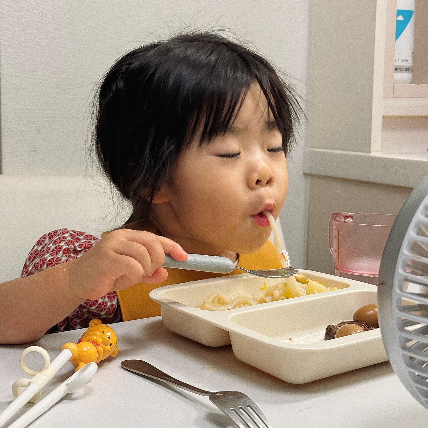 D.2512, D.1049
-
칼국수 해줬는데 맛있게 먹어줘서 고마워 🙏
먹고 먹고 또 먹고 ㅋㅋㅋㅋㅋㅋㅋ
먹는 모습이 행복해보여 찍었다 ㅋㅋ
.
.
#예예남매🧒🏻💖👧🏻
#저녁메뉴 #해물칼국수
