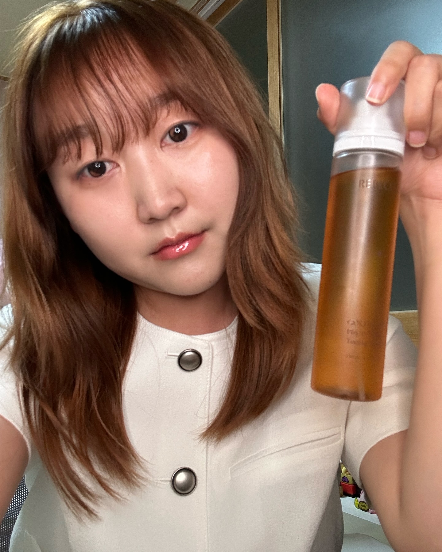 #광고 <레베코코 골든드립 피토테라 토닝 에센스> 
요즘 피부결이 안좋아서 좋은 제품을 찾는중에 
뿌리는 토닝에센스를 써보게 되었어요 
우선 뿌리는 타입이라 쓰기가 너무 편했고 흡수도 끈적임 없이 산뜻하게 잘됐어요 ㅎㅎ 꾸준히 사용중인데 벌써 피부 건조함이나 붉은기가 많이 좋아지고 있어요! 사계절내내 사용하기 좋은 제품인거 같아요☺️ 
레베코코에서 처음 선보이는 뿌리는 타입의 1단계 수분 에센스라고 해요 ! 
세안 후 바로 미스트로 피부를 잡아주는게 정말 중요한데 
그럼 점에서 이 제품은 수분 밀착 결광 토닝 에센스이다 보니 
꼭 추천드려요 ^^ 그리고 유,수분을 조절하고 모공과 피지케어에도 도움을 주며 약해진 피부를 보호하고 윤기를 부여한다고 해요 ~ 또한 22가지 자연유래 성분 함유 , 비타민 11종 복합체 + 펩타이드 8종 + 판테놀 성분까지 ! 좋은건 다 담았어요 :) 
7가지 임상테스트 (결 개선,윤기 개선,피지 개선,모공 개선,보습 개선,진정 효과,저자극) 까지 완료한 제품이니 믿고 쓰셔도 됩니다🤎#15그램 #15그램뷰티 #15그래머 #레베코코 #피토테라토닝에센스 #레베코코토닝에센스  #진정토너 #수분토너  #광채토너 #윤광에센스 #미백에센스 #저자극 #천연성분