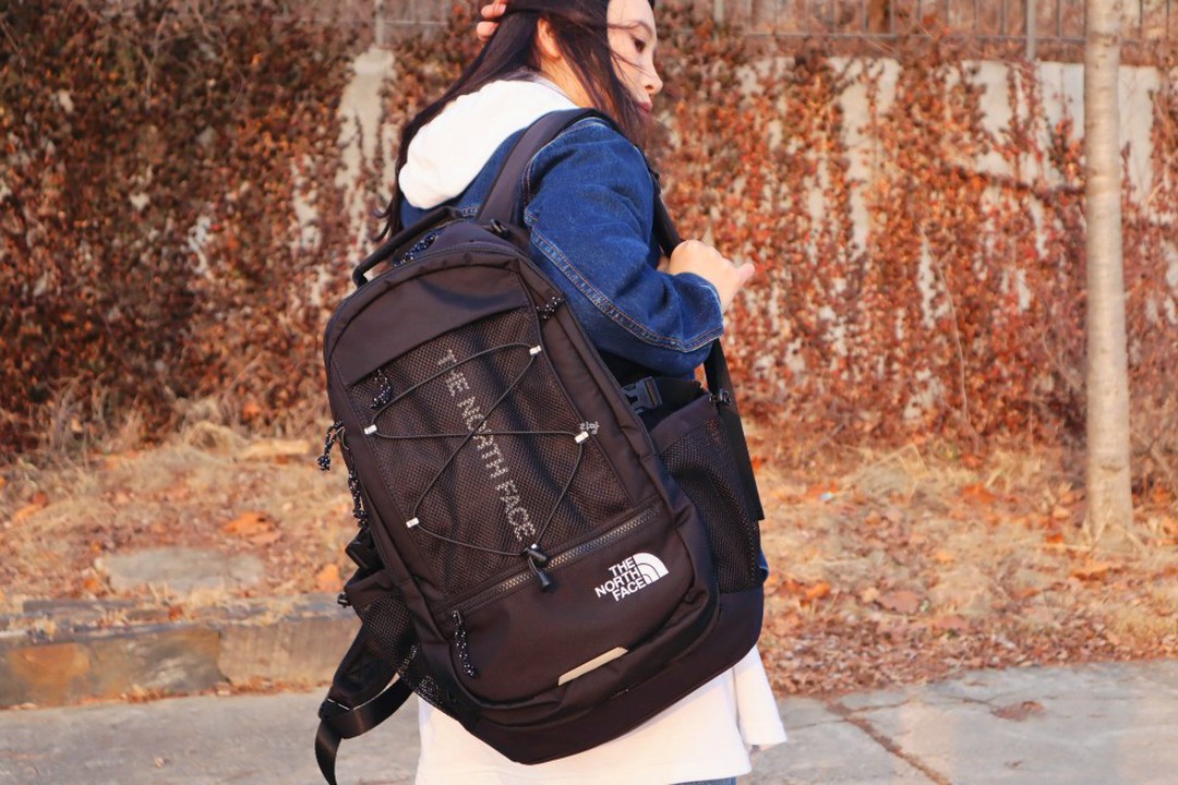 #광고

😎 새학기 맞이 예쁜 가방과 꼬까신 구비하기!

🎒 노스페이스 화이트라벨 슈퍼팩 투

👉 32L급 수납력 빵빵 초경량 백팩
👉 귀여운 미니 파우치도 셋뚜셋뚜
👉 상체와 어깨에 안정적인 밀착력
👉 쾌적감 & 항균 가공처리 기능성 UP!
👉 체육복, 슬리퍼 등 분리 수납 공간까지
👉 위험한 상황 대비 체스트 벨트 끝 휘슬 장착

👟 노스페이스 화이트라벨 돔(DOME) 스니커즈

👉 러블리하고 귀여운 독보적인 페일 핑크 컬러
👉 다양한 룩에도 찰떡 데일리 스니커즈
👉 러버 아웃솔 : 안정적이면서도 편안한 착용감
👉 메리노 울 인솔 : 장시간 착용해도 쾌적함

🤗 새학기, 새출발.
나의 필요한 모든 것들을 담아낼 예쁜 백팩과 어디든 갈 수 있는 귀여운 운동화와 함께.

노스페이스 화이트라벨과 함께해요 🤭

#노스페이스 #노스페이스화이트라벨 #백팩 #백팩추천 #학생백팩 #중학생가방 #고등학생가방 #운동화 #운동화추천 #핑크운동화 #스니커즈 #데일리운동화 #데일리스니커즈 #새학기가방 #신학기가방