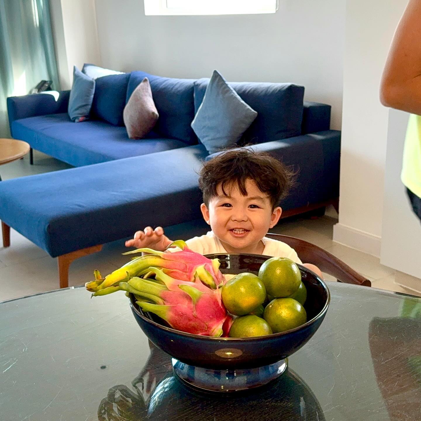 #여행중 
웰컴과일 보고 좋아하는 건하🍊
맛은 쏘쏘라.. 
촉감놀이 수준으로 만지다 끝ㅎㅎ😇

이제 수영 시작해볼까☺️

#natrang #아기와여행 #나트랑여행 
#베트남여행 #23개월아기 
#풀빌라 #poolvilla