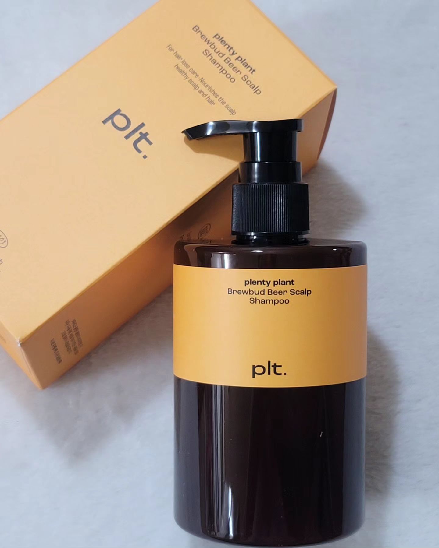 #협찬
'
건강하고 빈틈없는 두피케어의 첫 걸음!🧖🏻‍♂️✨️
플렌티플랜트 plentyplant.official
[브루버드 비어 스칼프 샴푸]
'
머리를 깜거나 말릴 때 머리카락이 많이 빠지는게 느껴질때 문득 관리에 대한 걱정이 들기 시작할때 만나게된 "브루버드 바어 스칼프 샴푸"는 식약처로부터 심사 진행된 탈모증상완화에 도움을 주는 기능성 화장품입니다!🙆🏻‍♂️👍🏻
'
탈모증상완화에 유효한 성분배합으로 탈모증상완화 핵심성분(나이아신아마이드, 덱스판테놀, 살리실릭애씨드)이 포함되어 있습니다!🧖🏻‍♂️✨️
'
촘촘하고 풍성한 거품으로 깔끔하게 세정해주고 두피 릴렉싱 성분인 멘톨로 두피 열감을 해소해주어 두피를 진정시키고 청량감을 주어 산뜻한 두피를 선사합니다!🌿🌟
'
그리놀, 육미지황으로 약해진 두피에 영양을 주어 모근과 모발에 영양을 듬뿍, 건강하게 두피와 모근 케어가 가능하다는 사실!👨🏻‍🏫
'
머리 감으면서 거품이 잘 나고 사용감이 부드러워 사용하고도 머릿결 뻣뻣해지지 않습니다! 머리 말리면 부드러운 머릿결과 깔끔 세정된 두피로 두피케어를 하고 잠을 자는 느낌인 플렌티플랜트 "브루버드 비어 스칼프 샴푸" 추천드립니다!🙋🏻‍♂️
'
#부드러운탈모샴푸 #맥주효모탈모샴푸 #뿌리볼륨업탈모샴푸 #두피케어샴푸 #두피유수분밸런스 #산뜻한두피 #브루버드샴푸 #육미지황샴푸 #맥주샴푸 #맥주효모샴푸