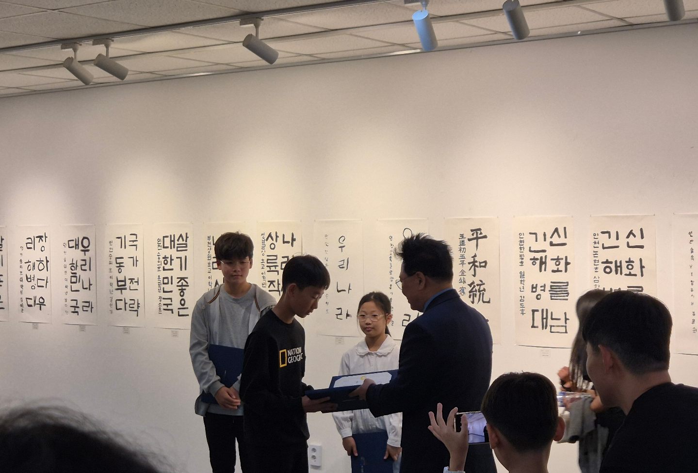 인천상륙작전기념 그림그리기, 휘호대회
시상식이 수봉공원에서 열렸어요.
서로의 모습을 찍어주는 아이들♡
모두 축하해!

#시상식 #수봉문화회관 #인천상륙작전기념행사 
#서예 #한글서예 #인천시장상 #축하해 #서예꿈나무