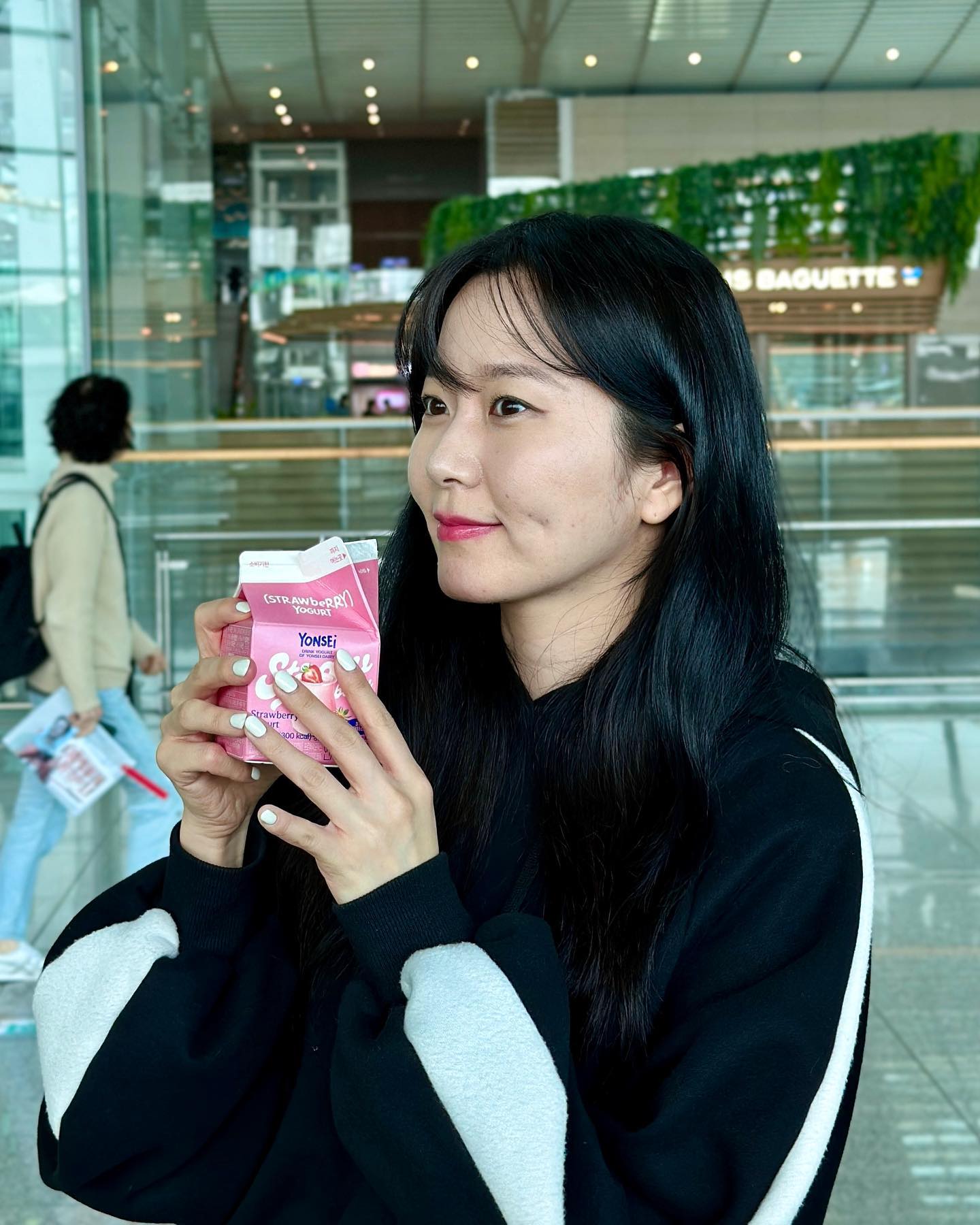 #협찬 
꿀팁 공유!!! (꿀팁은 마지막줄에 😉) 
부드럽고 달달한 딸기, 블루베리맛!
새콤달콤 상콤한 감귤, 복숭아맛! 
원래 모두 좋아라 하는 요거트인데 💛
부드러우면서도 진한 요거트 맛을 느낄수 있는
플레인 요거트가 신제품으로 출시되었어요 🤍

맛이 진하면서도 텁텁함없이 깔끔하구 
목넘김도 부드러워서,
저는 아침 대용으로 먹는거 좋아해요 🥰
외출했을 때 밖에서 마시기도 편하구요!

아침에 밥에 반찬에 이것저것 차려먹기 귀찮고 시간없잖아요?
그럴 때 이 요거트에 견과류 부어서 후루룩 마시면 
300ml 용량이라그런지 배도 든든하게 차고, 
프로바이오틱스가 300억 함유되어있어 건강해지는 기분이거든요! 
게다가 맛있어서 입맛없는 아침에도 너무 잘 먹을 수 있어요 💕

저녁엔 밥먹고나서 2프로 부족할 때 
요거 하나 마셔주면 아주 상콤달달하게 완-벽한 마무리랍니다 👍 

요런 디저트 요거트가 편의점에서 1+1행사 중이에요❗️
맛있고 건강하게 즐기세용 😆

#연세우유신상 #편의점신상 #연세요거트 #연세블루베리요거트 #연세감귤요거트 #연세딸기요거트 #연세복숭아요거트 #연세플레인요거트 #디저트요거트 #마시는요거트 #드링크요거트 #요거트드링크 #연세우유생크림빵