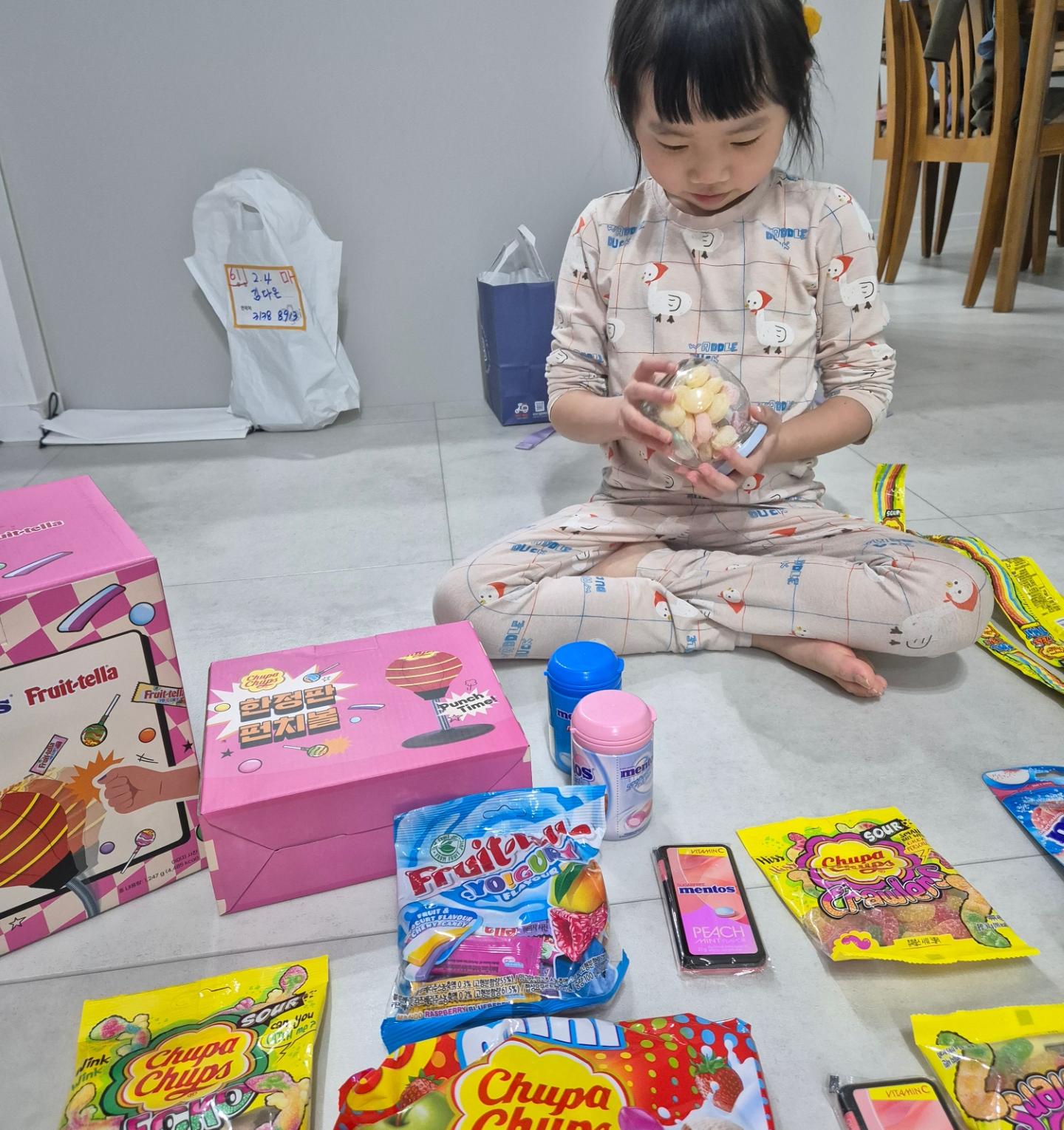 화이트데이에 아빠가 준비한 사탕🍬🍭

아빠한테도 받고 다온이가 좋아하는 남자친구한테도 받고 다온이 좋겠네

#내입은주둥이네 #사탕 #선물 #딸