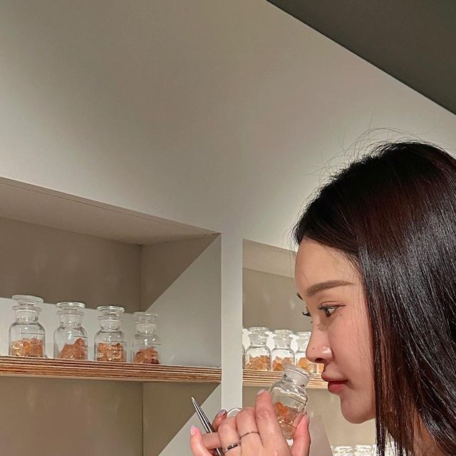 지나 | 운동 그리고 영어하는모델 on Instagram: "#광고 꼭 한번 해보고 싶었던 나만의 향수만들기. 여름향기 vs 겨울향기 내가 고른 향들이 딱 분명하게 두 가지로 나뉘어서 유독 고르기 힘들었