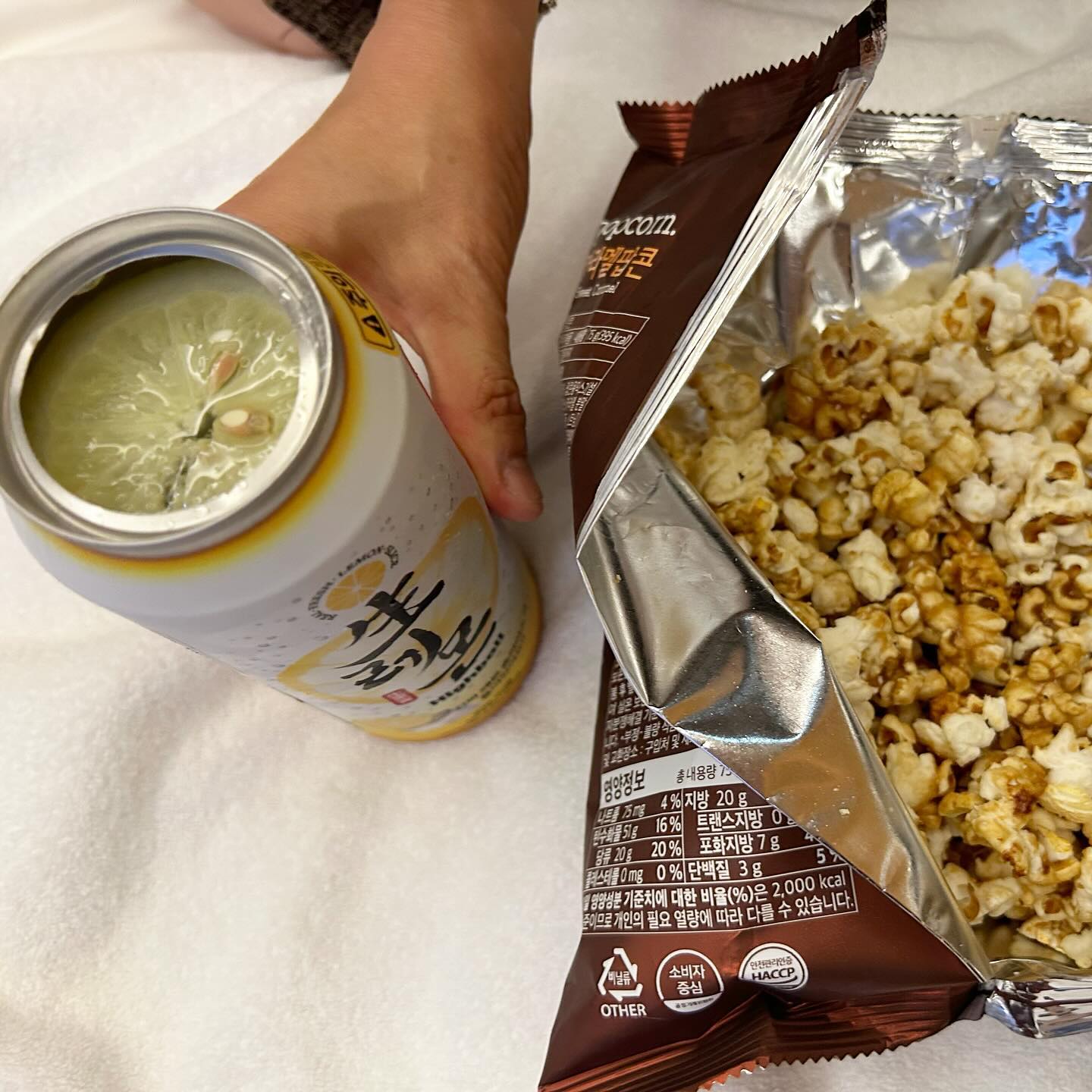 침대에서 먹는걸 용서못하지만, 오늘만 용서되는밤!🤣

생레몬하이볼이 뭐길래~ 궁금했는데..
레몬이 있는것도 신기한데 , 상콤한 레몬향이 좋네~
패드보면서 먹으니 술술~

나에겐 생레몬하이볼이 딱이네! ㅋㅋ
.
.
#집앞cu 는사랑입니다
#생레몬하이볼 #카라멜팝콘 #술이술술 #하하하하 
#왠지마시고싶은날 #마시고자야지 #생레몬하이볼캔 #대박
