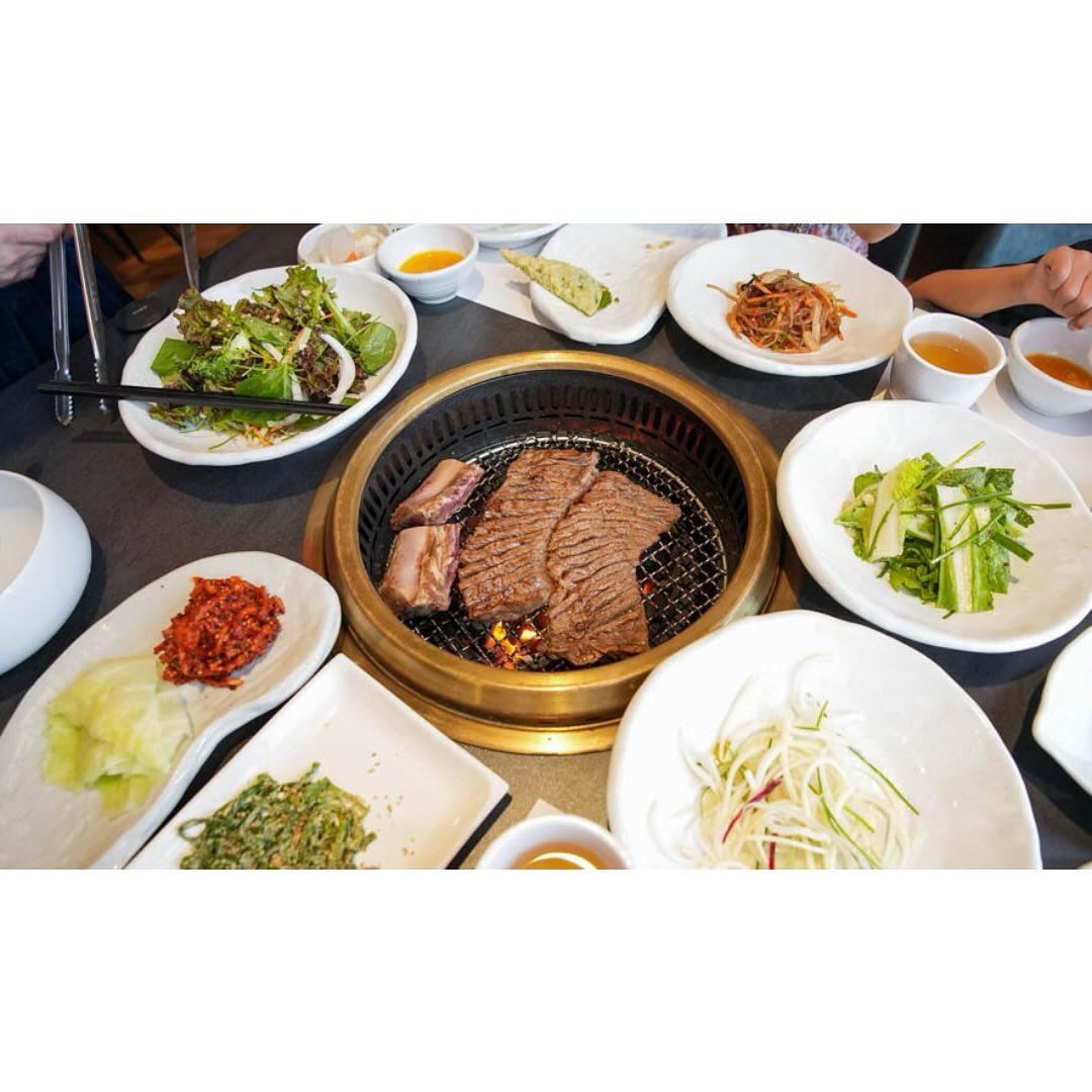#광고 평택에 사는 지인과 오랫만에 귀한 만남 자리로 방문한 우설화 평택고덕지구점 
전국 각지 30개 브랜드, 130여개 업장을 직접 운영하는 국내 최대 외식기업 SFG 매장이라 품격이 남다른곳 입니다. 

고급스러운 인테리어에 프라이빗한 룸에 백일상∙돌상,회갑연, 생신 상차림 예약가능하고, 상견례∙약혼 테이블 세팅 가능해서,
평택에서 돌잔치, 주중 점심모임, 저녁 회식장소로도 유명한 곳인데, 대형 주차장이 있어서 주차도 편리해서 아무리 많은 인원이 모여도 주차 어려울일 없습니다.

한정식 전문점 처럼 나오는 本양념갈비 솥밥 한정식 가성비 좋은데,
최고급 원육 눈꽃 마블링 환상적인 양념本갈비와 함께 
양념게장, 잡채, 오징어식해, 부추찜, 동치미, 샐러드, 유자 도라지무침, 연근, 
호박죽, 상추무침, 후식으로 수정과까지 나오고 식사로 평일엔 솥밥.
주말과 공휴일에는 신동진쌀밥&발아현미밥& 비빔이나 물냉면중에 선택 가능해서
정말 푸짐하고 맛있게 한상 즐길수 있었습니다. 

원육의 맛을 살리면서 단짠 조화가 좋은 SFG특제 양념소스의 명품 소갈비는
담당서버가 먹기 좋게 끝까지 구워줘서 여러가지 찬과 함께 숯불향 가득 입안에서 그냥 사라지네요 ㅎ

특히 오징어식해나 비빔냉면과 함께 먹는 조합 추천합니다!

깔끔하고 정갈한 밑반찬들과 처음부터 끝까지 고기를 구워주는 서비스로 대접받는 듯한 느낌이라 같이 간 지인도 대만족! 
오늘도 잘~ 먹었습니다 ^^

-우설화 평택고덕지구점
위치 : 경기 평택시 돌우물길 17 1동 1~2층
운영시간 : 11:30~22:00 (연중무휴)
전화번호 : 031-668-9120
네이버 맵 : https://naver.me/IMQpRzcS

#평택고덕맛집#평택고덕맛집추천#평택고덕소갈비맛집#평택고덕소갈비 
#SFG우설화 #우설화평택고덕 #평택고덕가족모임 #평택고덕외식 #평택고덕모임 
#팔순잔치 #칠순잔치 #환갑잔치 #서정리역 #송탄역 #지제역 #이충레포츠공원
#한경국립대학교 #모임장소추천