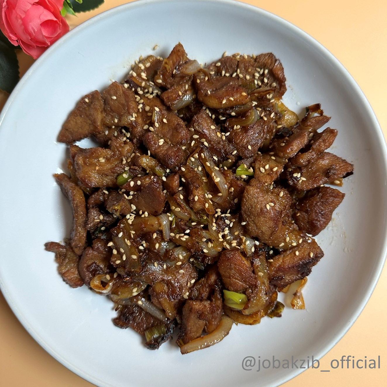 #협찬 ❗돼지갈비밀키트 추천❗
📍마포에서 양념 돼지갈비로 유명한 1등 맛집~ #조박집 을 이번에 맛보게 되었어요~😉

🎯조박집은 마포에서 45년간 꾸준한 단골고객이 있는 전통 매장이라하네요~ 부모님과 함께와서 식사했던 아이가 성인이되어 결혼후 자녀와 또다시 오는 신기한 매장이라 합니다👍🏻👍🏻

🎯조박집 매장은 영하 10도 이하의 날씨에도 난로불 앞에 앉아 웨이팅하는 마포 양념돼지갈비 맛집이랍니다👏🏻👏🏻

🎯심지어 2022년 도드람과 정식 MOU 체결을 맺은 도드람의 한돈 냉장육만을 사용한다하네요~ 도드람에서 중간유통없이 MOU 맺은 유일한 매장이라합니다~ 굿👍

🎯수요미식회, 맛있는 녀석들, 현주엽 먹보스 쭈엽이, 입짧은 햇님 등 '광고없이' 입소문으로 소개되었다하네요!! 짱짱‼️

🎯100% 도드람 한돈만을 사용해 오후 1시전 주문시 냉장상태로 당일배송을 원칙으로 한다하네요~ 굿굿💕

🎯돼지갈비와 동치미,식혜 모두 직접 수제로 만드신하니 더더욱 굿~^^💫

🎯포장할때 고기를 우선 중량체크 후 양념을 부어 표기 중량보다 고기가 적은 경우는 없는.. 믿음이 퐉퐉가는 매장👍🏻 실제 받아보고 고기양을 보니 푸짐했던 최고👍🏻😍😍

🎯설명대로 양념을 졸여가며 구우니 먹음직스런 매장에서 구운듯한 비쥬얼‼️

🎯양파, 대파 넣고 지글지글..ㅎㅎ 조리후 맛을 보니 대박👍 왜 세대를 거쳐 방문하는지 알겠더군요!!! 진짜 맛깔스러움이 단연 1등인 양념돼지갈비 맛집이더군요👏🏻

🎯동치미, 식혜 맛도 대박~~~👍🏻👍🏻 살얼음 동동 동치미 너무나 개운하고 시큼하지않은 고급진맛을 선사!! 식혜도 대애박!! 이건 정말 맛깔스러움이 타추종을 불허하는맛!!!!💕💕

🎯세가지 꿀조합에 연신 만족스런 식사를 했네요👍🏻👍🏻👍🏻✨✨

📌주문하여 집에서도 간편히 맛볼 수 있는 조박집 양념 돼지갈비를 적극 강추해봅니다~🙏🏻 야미야미~😍😍

jobakzib_official

✅조박몰
https://smartstore.naver.com/jb-on/products/7763108732

#돼지갈비맛집 #돼지갈비맛집추천 #돼지갈비밀키트 #전국택배맛집 #택배맛집 #양념돼지갈비 #마포돼지갈비 #조박집 #조박몰 #스토리앤체험단 #스토리엔