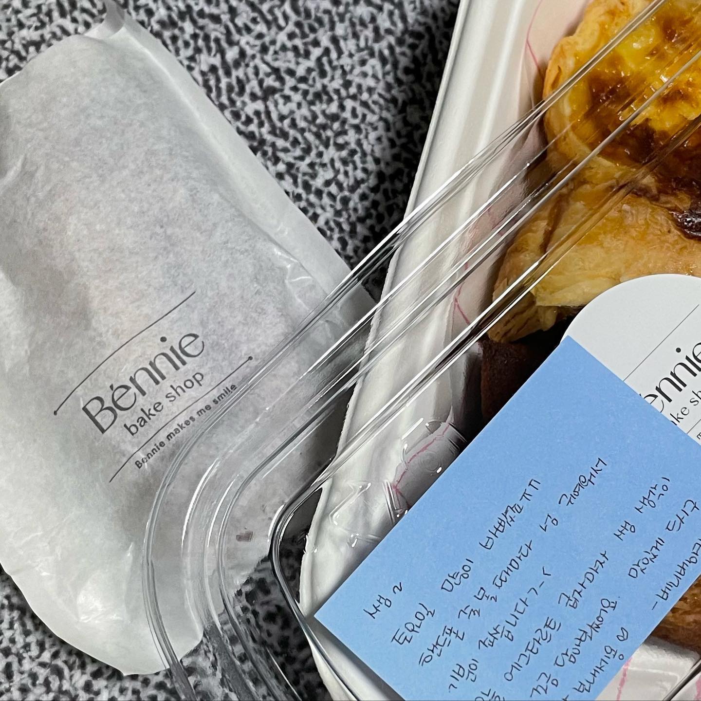 .
.
.
.
토요일 저녁7시
너덜너덜해져가는 나에게 
해맑게 다가와서 건내주는 
베니사장님의 피로회복제 ♥️ 
우째 다 맛있노 
#월성동카페
#베니베이크샵