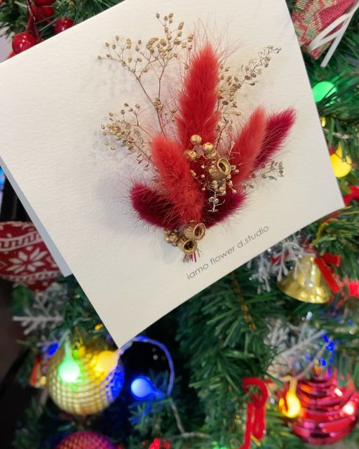 ㄹㅎ on Instagram: "카드 받고 기부니가 너무좋아질 수 밖에 없쥬 인테리어 효과까지🎄 꽃과 잎은 잘보관해서 3년내내 봐야지! 감각좋은 디자인 너무 세련됨 다양한 디자인 찾아봐요 🤶 #크리