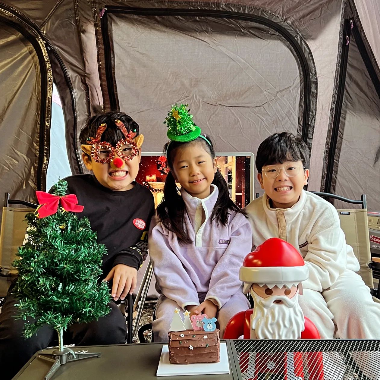 .
크리스마스 캠핑 🌲⛺️🎅🌟
즐거운 시간 보낸 내 귀염둥이들 🐶🐶🐶
.
까까가 컨디션이 안좋아서 함께하진 못한 사진이 조금 아쉽지만 
어쩔수 없지. 까까는 외삼촌네서 같이 시간 보내자~!
.
.
.
#알콩달콩빙글이네 #빙글이그램 #아들스타그램 #조카스타그램 #양강아지 #크리스마스 #크리스마스캠핑 #겨울장박 #장박캠핑 #겨울여행 #겨울캠핑 #감사한일상 #노티드케이크 #부쉬드노엘