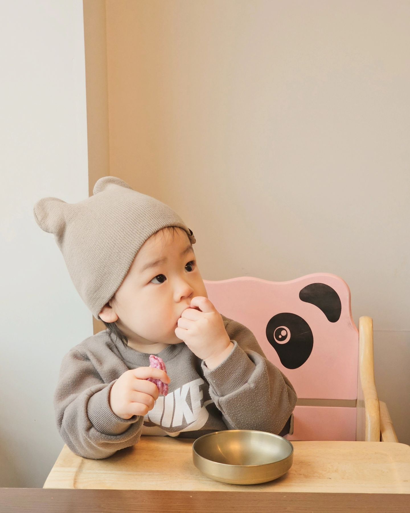 #협찬 경주여행가면 꼭 가야 할 집
황리단길 한식 맛집 '개정'

맛도 있고, 인테리어도 좋고
아기데리고 가기 좋은 식당을 찾으시나요?
아기의자도 완비되어 있고, 아기식기도 주고
벽으로 룸이 나누어져있어 가족모임에도 좋은
황리단길 한식 맛집 ✨️개정✨️ 어떠세요?

개정의 베스트메뉴 전주육회비빔밥을 시켜봤는데
헐...전주에서 먹은거보다 더 맛있어요🫢
뚝배기불고기도 양념이 일품.ᐟ

아기 나물밥이나 떡갈비, 물만두 등 
아기가 먹을 음식도 있어서 너무 좋더라구요ꔛ
하렴이는 만두러버라 만두냠냠🥟

황리단길에서 맛난 한식이 땡기시면
개정 추천해요:)

🏷Thanks to gae_jeung 

[ 개 정 ]
📍경북 경주시 포석로 1058-24
📍open 10: 30 - closed 20:30
  break time 16:00-17:00
  last order 20:00
📍매주 목요일 휴무