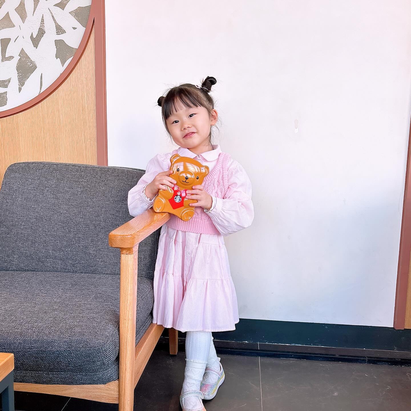 +🧸

할미네 가기전 커피수혈
거기서 본 베어초콜릿...🍫
엄청 귀여워서 둘다 눈에 꽂혀
선물받은 상품권으로 겟!
아껴먹는다는 말이 너무 귀여웠다❤️

#스타벅스발렌타인초콜릿

<24년 봄신상>
원피스 ninibello_official 
니트조끼 saintdoll_official
구매처 nang2._.market 
언제든지 구매가능!!!!🫶🏻