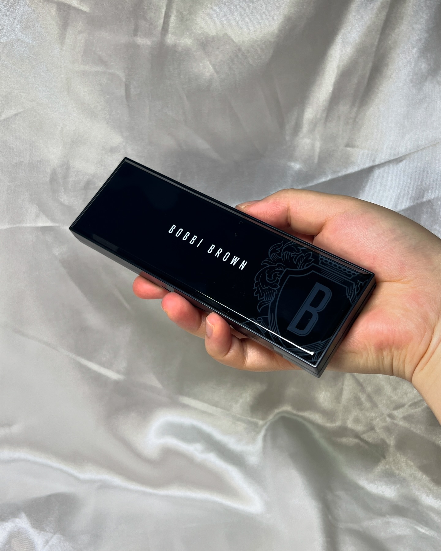 #내돈내산
[BOBBI BROWN] Nude Eyeshadow Palette_Rosy Nude
바비 브라운 누드 아이섀도우 팔레트_로지 누드

1. 앤티크 로즈
2. 핑크 쿼츠
3. 벨벳 플럼
4. 모브
5. 코코아

아니,, 1,2,3까지 좋았거든요??
1번 앤티크로즈야 예쁜거 알고 있고..
2,3 펄 섀도우까지는 와 너무 예쁘다~~ 하고 있었는데

4번 딱 문지르자마자 겁나 당황함...
자기들끼리 막 뭉치더니 덩어리져서 떨어짐;;; 끝도 없이 떨어짐..
위시템이라 엄청 할인하길래 구매했는데 하자템이었나...
(공식스토어에서 샀으니 짝퉁은 아닐거라 믿음..)
원래 이런건지 알 길이 없네요~.~
저 손 완전 박박 닦고 만졌는데도...

5번은 4번처럼 덩어리지거나 그러진 않는데
그 맥 커넥트 인 컬러 6구 팔레트 속 매트 섀도우 첫 개봉하자마자 만지면 위에 코팅 느낌 나듯이 그런 질감..?
리넨 원단 만지는 듯한 느낌?

4,5 공통점이 둘 다 겁나 뭉치듯 발려요...
너무 뭉쳐서 팔목 발색 개판돼서 결국 4,5만 지우고 다시 브러쉬로 살살 펴서 발색했어요.. 이 팔렛에서 가장 기대했던 두 컬러가 이 꼴이라 속상쓰...

그리고 로지는 로지인데 전체적인 느낌이 꽤나 웜한 편임니다.

.

.

.

#bobbibrown #bobbibrowncosmetics #rosynude #eyeshadowpalette #eyepalette #eyeshadow #rosy #eyemakeup #cosmetics #makeup #코덕 #탠템 #바비브라운 #아이섀도우팔레트 #아이팔레트 #아이메이크업 #메이크업 #아이섀도우
