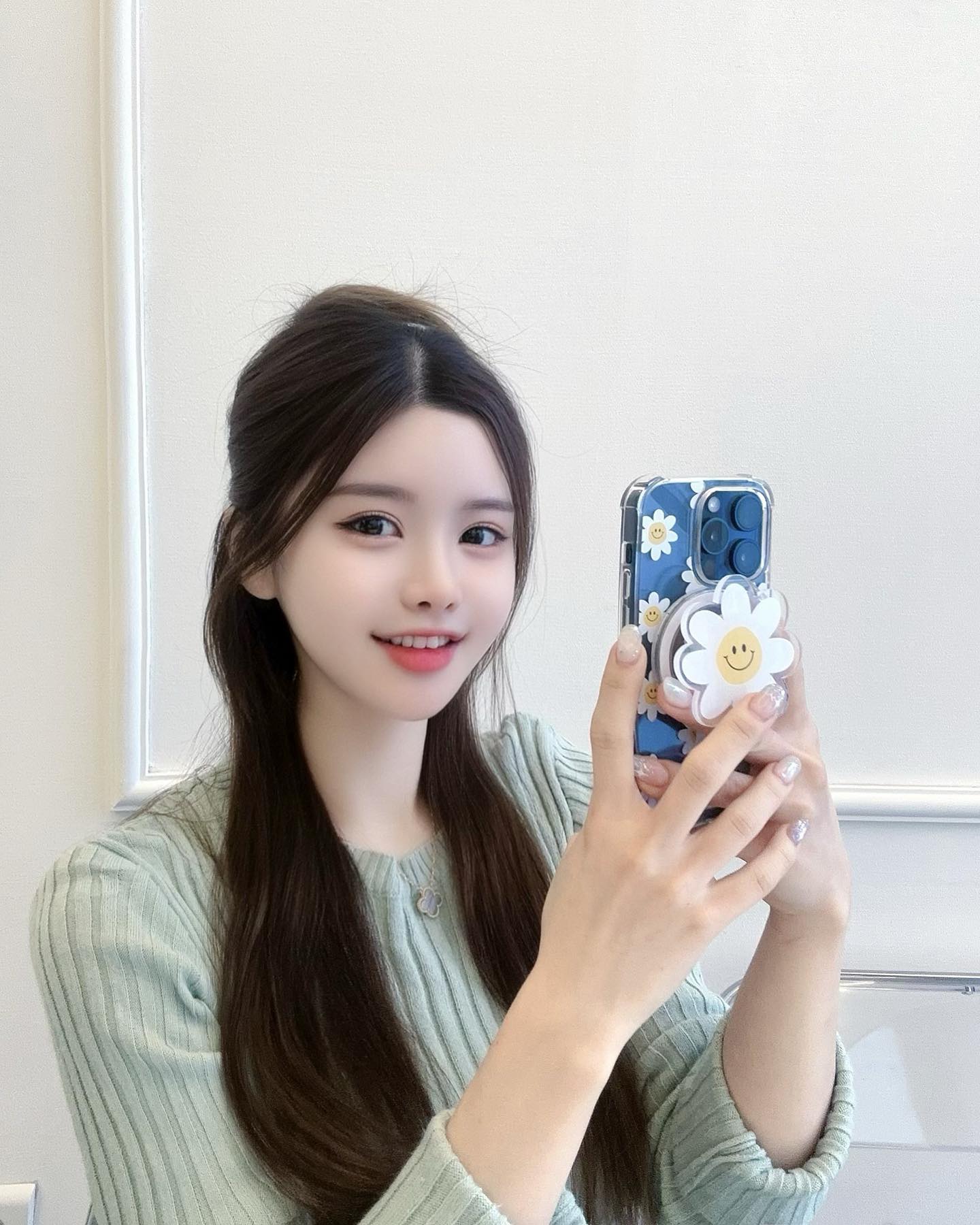 ⠀
아이폰 쓰면서 맥세이프 케이스는 처음 써보는데
168CM 제품 써보기를 너무 잘했다 🩵🌼
케이스도 엣지에 에어쿠션이 있어서 떨어져도 충격완화되고 
원래 그립톡 불편하다 생각해서 안썼는데 
168cm 맥세이프 자석으로 되어있어서 뗏다 붙였다! 
안정적이여서 핸드폰 거치대로도 쓰고 손이 작은 나에게 그립감도 최고오~~ 🥰 무엇보다 너무 귀엽잖아!!! 귀여운게 최고야 ✨
⠀
I love this griptok 🫶🏻

168cm.kr 
#ad