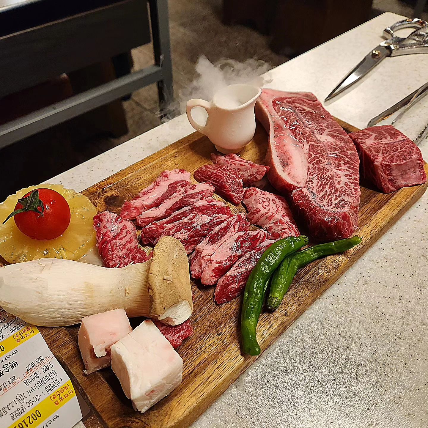 .
소고기 존맛탱집 찾았다
이 집의 시그니처는 서대살인데 부채살 부위다
원쁠의 서대살과 투쁠의 짝갈빗살 뿌시기 완료
마블링 장난아니고 한우육쫄(육개장쫄면) 꼭꼭 같이드세여
혼자 하이볼도 두잔 다먹고 아주아주 행복한 하루였댜🫶🏻
아우 또먹고싶네🤤
.
.
#백송한우 #백송한우대전유성점
대전 유성구 월드컵대로275번길 49 B동 1층 / 구암동 623-6
매일 11:30~22:00 (LO 21:30)
주차장 가게뒤 공터 넓고 화장실 가게안에 있어서 편함