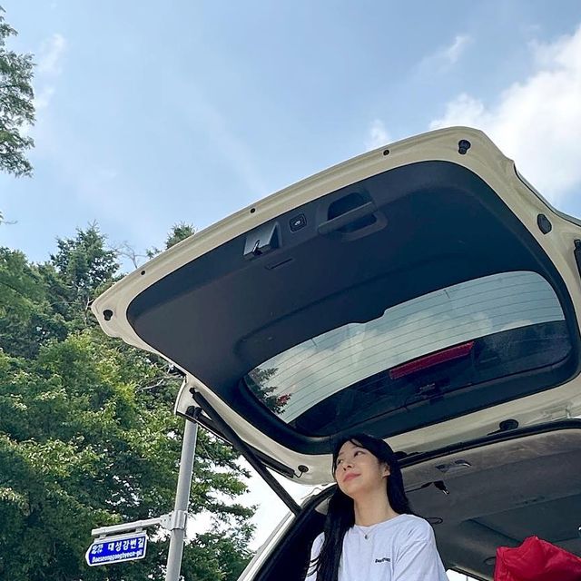 0서 on Instagram: "#광고 통기성 끝장나는 #아이러니포르노 바지 입고 나 홀로 무더위 차크닉,,❤️‍🔥 물 두번 쏟았는데 생활방수덕에 말짱 담엔 나무 아래서 꼬리텐트 치고 놀아야지,, #차크