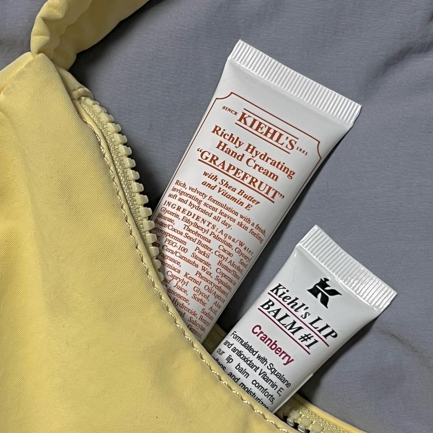 #제품협찬 kiehlskorea 
2월의 키엘 픽🧡

1월엔 울트라 훼이셜 크림과 스틱밤이었다면
2월에는 선물하기에도 부담없이 좋은 제품들!
키엘자몽핸드크림과 키엘립밤크렌베리 인데요:)

#키엘자몽핸드크림
봄을 준비하기 완전 좋은 향이라고 해야할까요? 
자몽을 제가 무척 좋아하는데?ㅎㅎ
자몽향이 인위적이지 않고 상큼하면서도 산뜻하답니다.
제가 작년에도 써보고 제작년에도 써봤는데, 
올 해 제품이 더욱 더 텍스처 느낌이 더 좋은거 같더라구요:)
라이트하지만 쉬어 버터 성분과 비타민 E성분으로 포함돼 있어 
부드럽게 스며들고 매끄럽고 촉촉하게 유지할 수 있답니다 :)

#키엘립밤크렌베리
오랜 기간 꾸준~히 사랑 받고 있는 제품 중 하나로, 
입술을 촉촉하고 부드럽게 보습해주는 립밤이에요 :)
은은한 크렌베리 향으로 남녀노소 부담 없을 거랍니다 !
입술 각질 관리하기에도 최고! 
그래서 전 겨울에 다양한 향으로 많이 사용했어요:)

2월에도 키엘과 함께해 보아용 

#키엘 #키엘프렌즈 #키엘핸드크림 #키엘립밤 #키엘선물추천 #핸드크림추천 #립밤추천