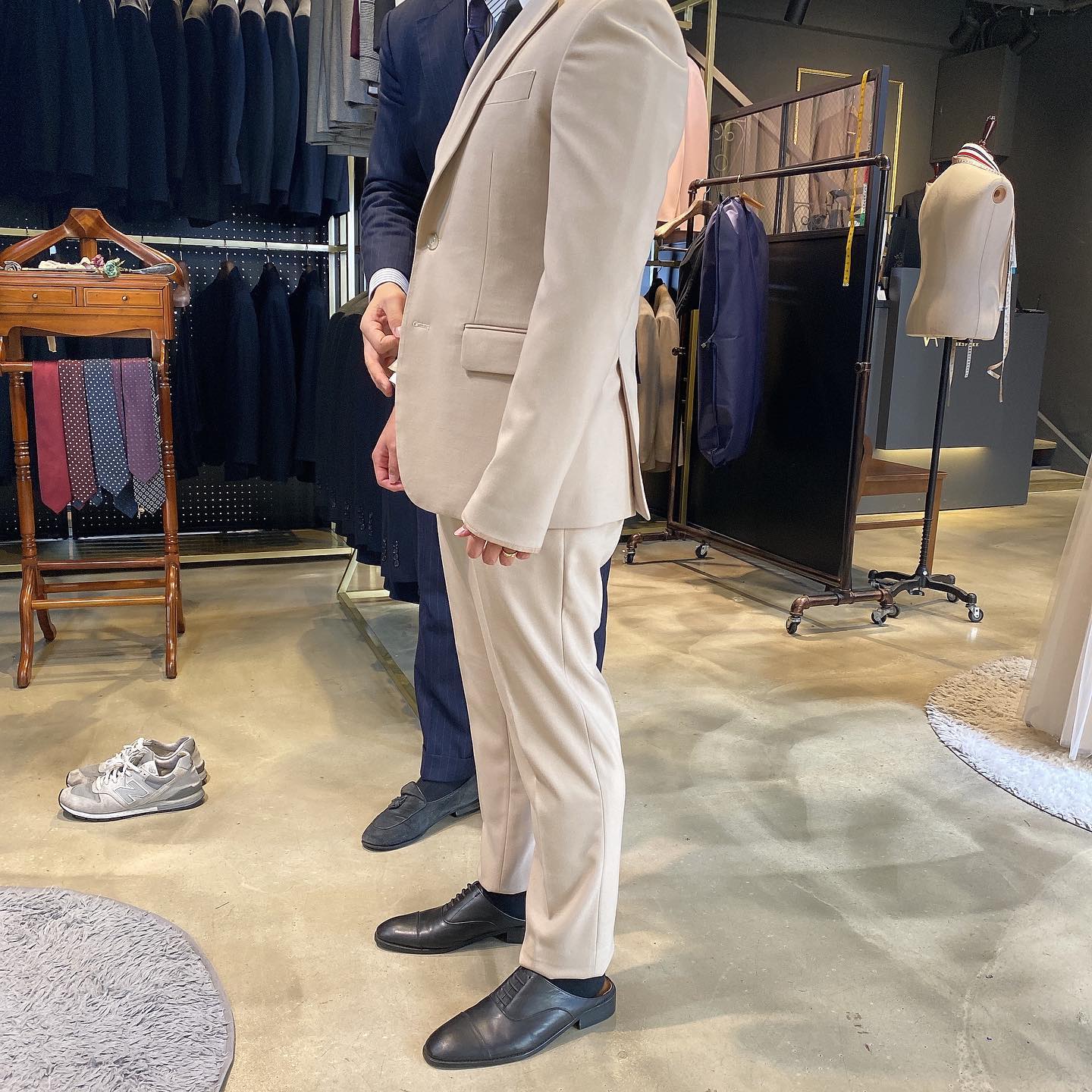 예랑이 예복투어 
대여복 조끼 포함이었던 #바니아

✔️결혼정보,후기 다수 보유 direct.wedding 
✔️다이렉트 결혼준비 추천인:김비비
✔️추천인 입력시 30,000포인트 지급♥️

☑️국내 최대 결혼준비 커뮤니티
☑️비동행 웨딩플래너
☑️다양한 포인트적립과 캐시백으로 비용절감
☑️적립한 포인트 현금처럼 사용가능
☑️합리적인 가격 정찰제&사전공개

#결혼준비#다이렉트웨딩#다이렉트결혼준비#대여복#턱시도#예복#맞춤정장#예복맞춤#테일러#신랑정장#맞춤예복