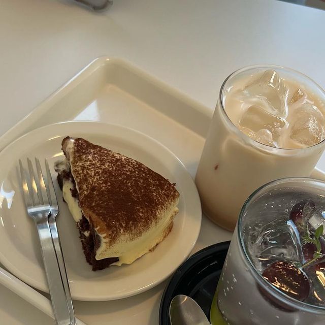 𝕄𝕀𝕂𝕀𝕂𝕆_youtube/beauty/food on Instagram: "#이혜와서울 #카페 #카페스티그램 #주말 #인스타 #일상 #취미 #한국카페 #カフェ #cafe #カフェスタグラム #韓国カフェ @oichemhaith.seoul"