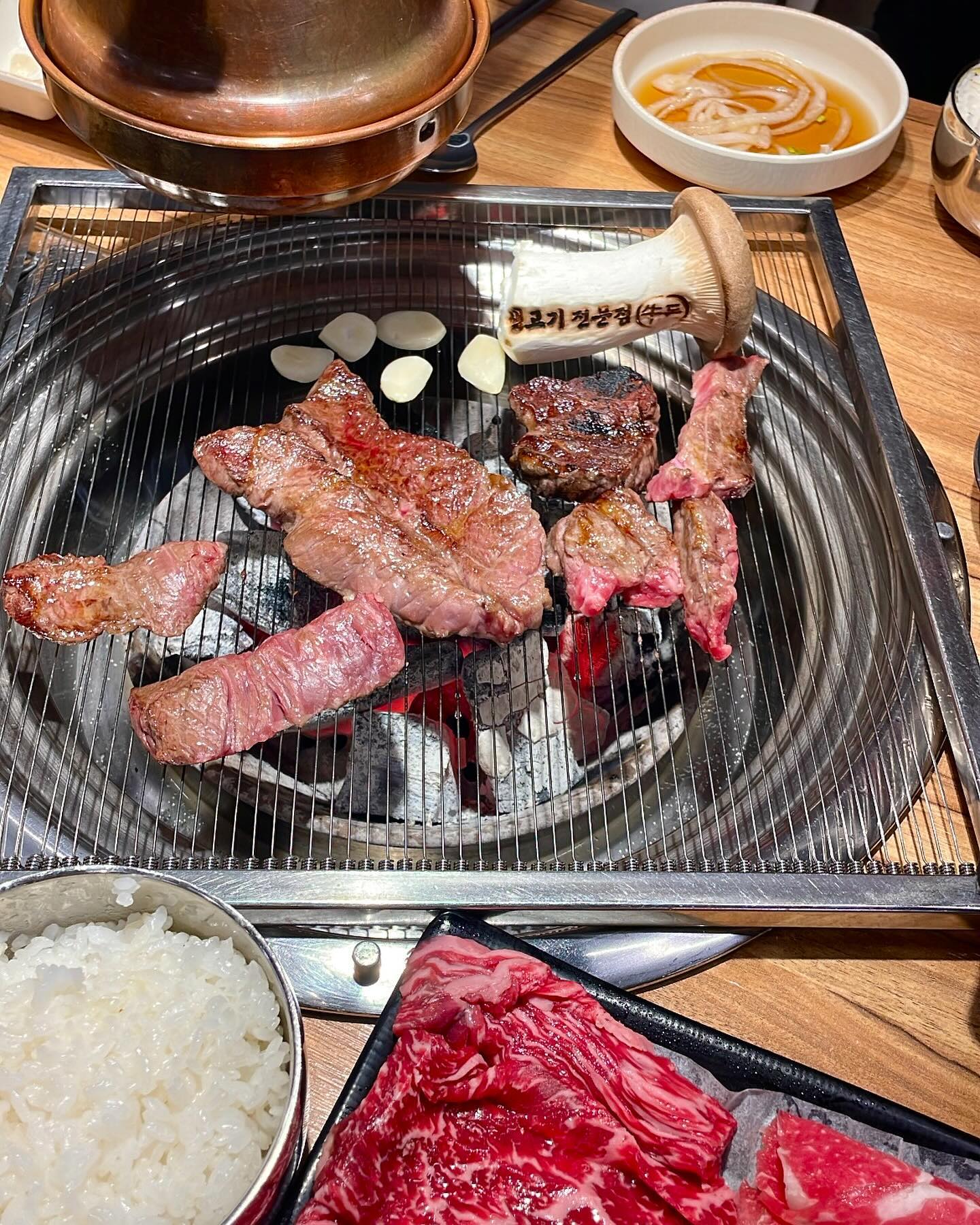 #협찬 🐂오늘의 맛도리 [수원 우돈]🐂
woodon9293
.
.
오늘은 수원에서 질좋고 맛좋은 소고기와 돼지고기를 맛볼수 있는 고기집인 [수원 우돈]에 다녀왔습니다! 입구에 들어설 때부터 보이는 고기 냉장고는 저희 눈을 사로잡았어요! 직접 질 좋은 고기를 볼 수 있어서 더 좋았던 것 같아요! 또, 셀프바에 신선한 야채와 다양한 밑반찬이 있어 맛있는 조합들을 만들 수 있었답니다😖
.
저희가 맛본 메뉴는 [🐂소 한마리 1kg]인데요, ‘한우등심+살치살+안창살+갈비살+부채살+차돌박이’로 구성되어 있어 다양한 부위를 맛볼 수 있어서 좋았어요! 둘이서 먹으면서 너무 배부르다 생각했는데 알고보니 이게 3-4인분 이라고 하더라고요😅🤣 불판을 차돌박이 전용, 다른 부위 전용 2개를 준비해주시는데 야들야들하고 고소한 차돌박이와 동시에 마블링 가득하고 육즙 넘치는 부위들을 먹으니 밥 한그릇 뚝딱이였어요!! 사진을 보셔서 알겠지만 고기 상태가 너무 좋아서 굽기도 전에 벌써 기분이 좋았졌답니다☺️
.
여러 단체석과 깔끔한 내부로 중요한 모임이나 회식 자리로도 좋다고 생각했어요! 소나 돼지 한 마리를 드시고, 저희처럼 차돌박이 된장찌개까지 추가해서 드시면 최강 조합입니당!!! 수원에서 질 좋은 고기와 함께 행복한 시간을 보내고 싶으시다면 [수원 우돈] 추천합니당!
.
📍경기 수원시 장안구 팔달로247번길 41
📍매일 11:00-23:00
.
#수원화성맛집 #수원영화동맛집 #수원북문맛집 #수원장안구맛집 #영화동고기집 #영화동삼겹살 #영화동소고기 #수원소고기 #수원삼겹살 #수원고기집 #수원화성데이트 #수원행궁동데이트 #우돈