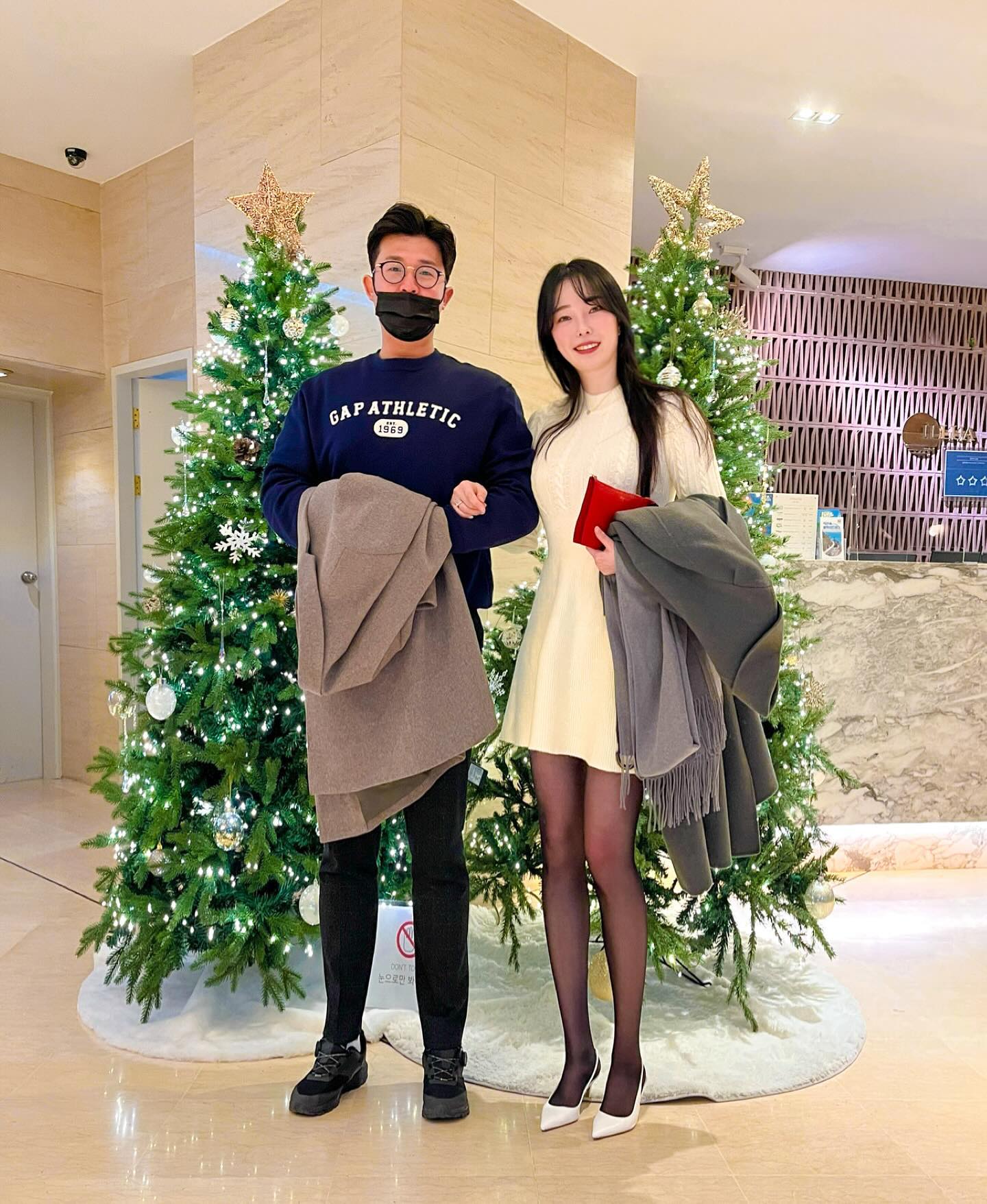 벌써 6번째 크리스마스를 보내는즁🎄❤️

크리스마스 이브 아침엔 부산에도 눈이 살짝 왔구요⛄️❄️💙

클쓰마쓰에는 요몇일 컨디션난조로 미리 케이크 주문 못해서 잠옷입고 동네서 겨우산 포장만 댕 귀엽고 맛때가리 없는 대기업 케이크 먹은거 억울....

귀여운 연하남편의 메모장실패 이벤트 카톡과 함께 
2023년에도 댕 행복해따❤️❤️

#찐별부부 #사진에속지마세요