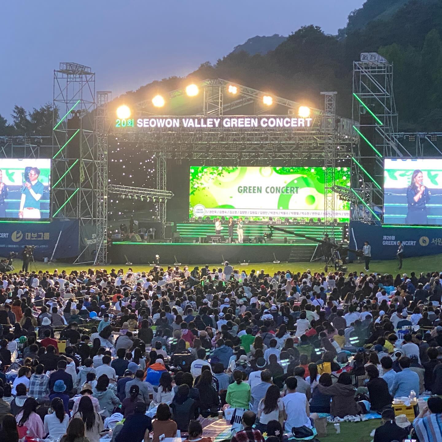 2024 서원밸리 그린콘서트
6시에 시작했는데 12시에 끝날줄이야

총 26팀 출연 
아이돌 관심없는 아주미라
걸그룹 보이그룹은 증맬 누군지 하나도 모르겠고 ㅋㅋ
테이 백지영 알리 데이브레이크 장민호 박군 
아는 가수들 나올 때가 제일 좋더라

시우는 초반엔 신나게 즐기다가
10시부터 에너지 방전되서 기절 

마지막 피날레는 불꽃놀이

긴 하루였고 알찬 하루였네

#체력방전 #6시간빡세네 
#그린콘서트 #무료콘서트 #자선콘서트 #서원밸리그린콘서트 #주말나들이 #주말일상