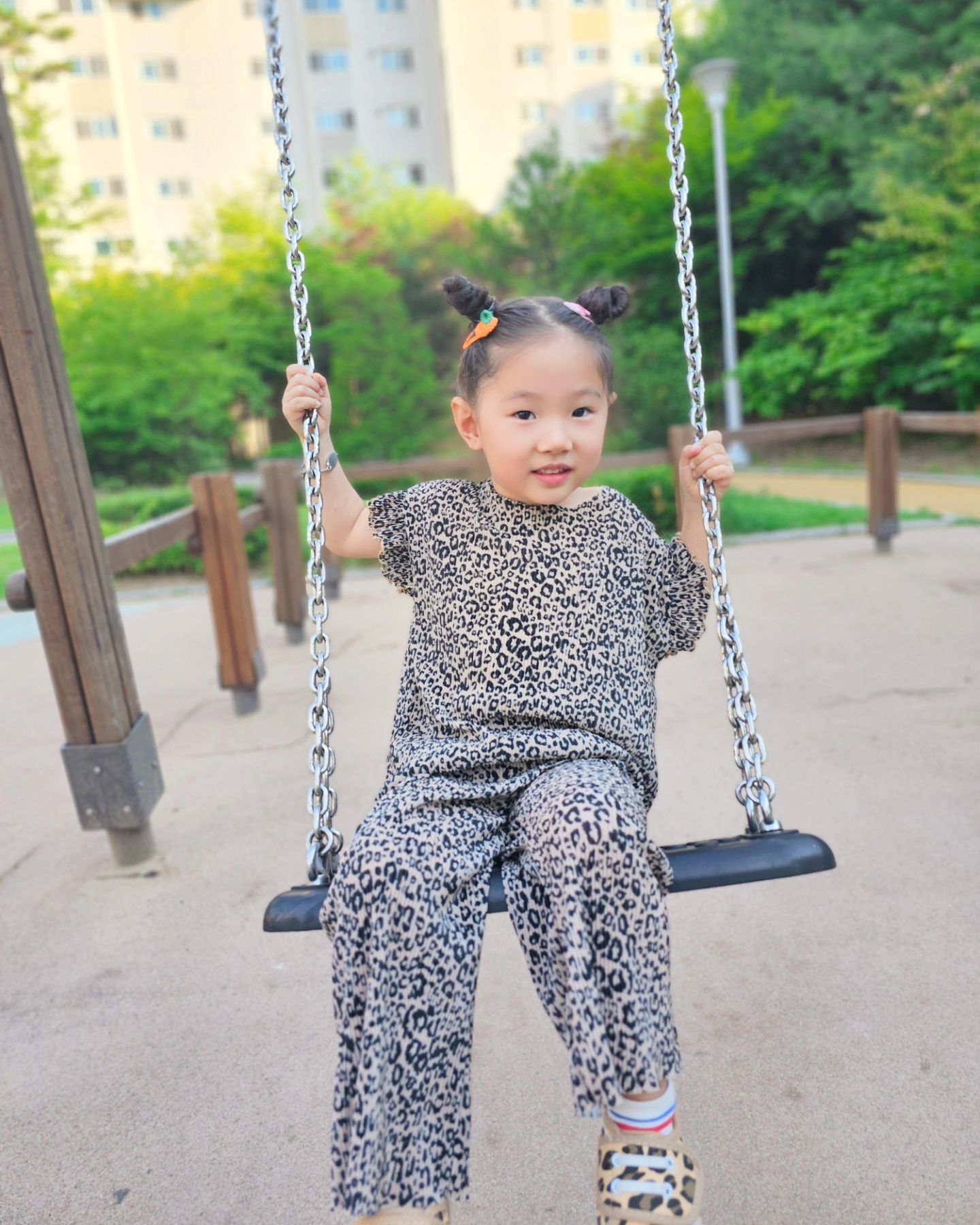 ❁ ʂσσ. ʝι ◡̈+1307 ᴅᴀʏs ෆ⃛

 #오늘사진아님  #피드채우기 #귀여움주의

하원후 놀이터에 가면 친구들도
많은데 어울리지 못해서 
항상 혼자 노는 꼬맹이
보는내내 속상해 ･᷄-･᷅

#하원후일상 #하원후산책은필수 #하원후놀기 #수지의하루 #수지그램 #딸사진찍는재미 #42개월딸 #딸맘 #육아기록 #일상 #육아소통 #육아스타그램
