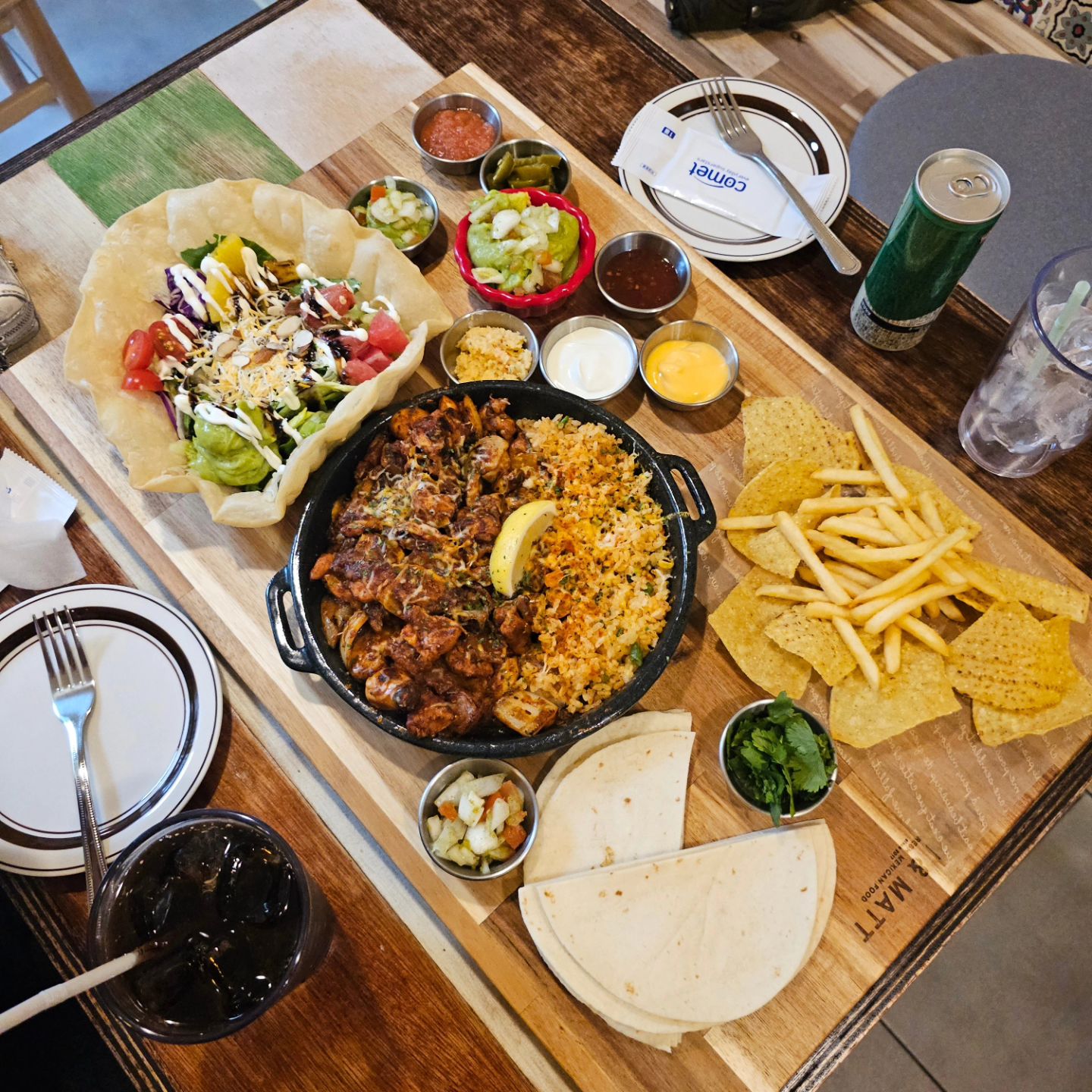 #협찬

맛있는 타코를 제대로 맛볼 수 있는
존앤맷타코 위례신도시맛집 ^^
8년간 미사에서 영업중인 존앤맷타코직영점으로
위례에서도 이젠 만나실 수 있어요
아기자기한 실내분위기에 친구,연인
가족들과 부담없이 방문하실 수 있고요
아기 의자가 준비되어 아이와 함께 방문가능
단품메뉴에서  가성비 좋은 세트메뉴구성에
시원한 맥주와 음료를 함께 하기 좋아요^^
파히타커플세트로 한상 가득 ^^
스파이시로 변경한  매콤한 스파이시파히타
바삭한 타코를 함께 즐기는 타코샐러드에
감자튀김과  또띠아에 7종의 소스까지
입맛에 따라 소스를 선택해서 즐길 수 있어요
가성비도 좋고 세트구성 아주 칭찬해요 

🎈위치:서울 송파구 위례광장로 270 
(장지동, 송파와이즈더샵) 1층 Y132호 

✔️차량이용 : 위례송파와이즈더샵상가주차장
상가 지하주차장 차단기 옆 엘리베이터를 타고
1층으로 오시면 바로 정면에 있습니다. 
✔️도보시 프랭크버거와 맘스터치 뒤에 위치

#존앤맷타코위례점 #존앤맷타코
#위례맛집 #위례데이트
#위례타코 #위례타코맛집
#위례이색데이트 #위례데이트맛집 
#위례신도시맛집 #파히타맛집 #위례맥주