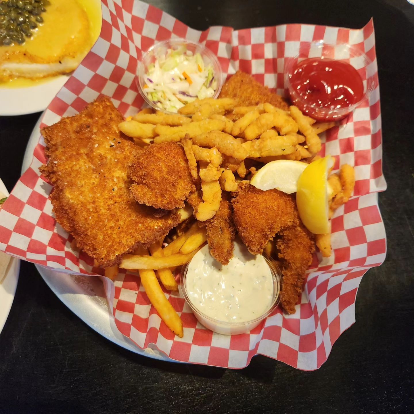 _20240112 #센_PikeFishBar
#센_미국 #센_시애틀
👉1415 1st Ave, Seattle, WA 98101

친구들과 함께 아쿠아리움 가기 전에 이곳에서 점심을 먹었다! 이것저것 시켜 나눠먹었는데 음식의 퀄리티는 전반적으로 괜찮았다!
미국 특유의 짠맛도 없고 특히 조개튀김이 내입맛에 딱! 맞았다!

또 가장 순삭 한건 디저트 메뉴였는데 정말 4명에거 나눠먹어서 그런지 몰라도 거의 5초만에 순삭했닼ㅋㅋㅋㅋ 구운바나나 + 아이스크림 + 휘핑크림 조합은 실패가 없다!!

시애틀 오면 피쉬앤 칩은 한번 먹어줘야 하니까 가족들이나 친구오면 데려갈 것 같다!