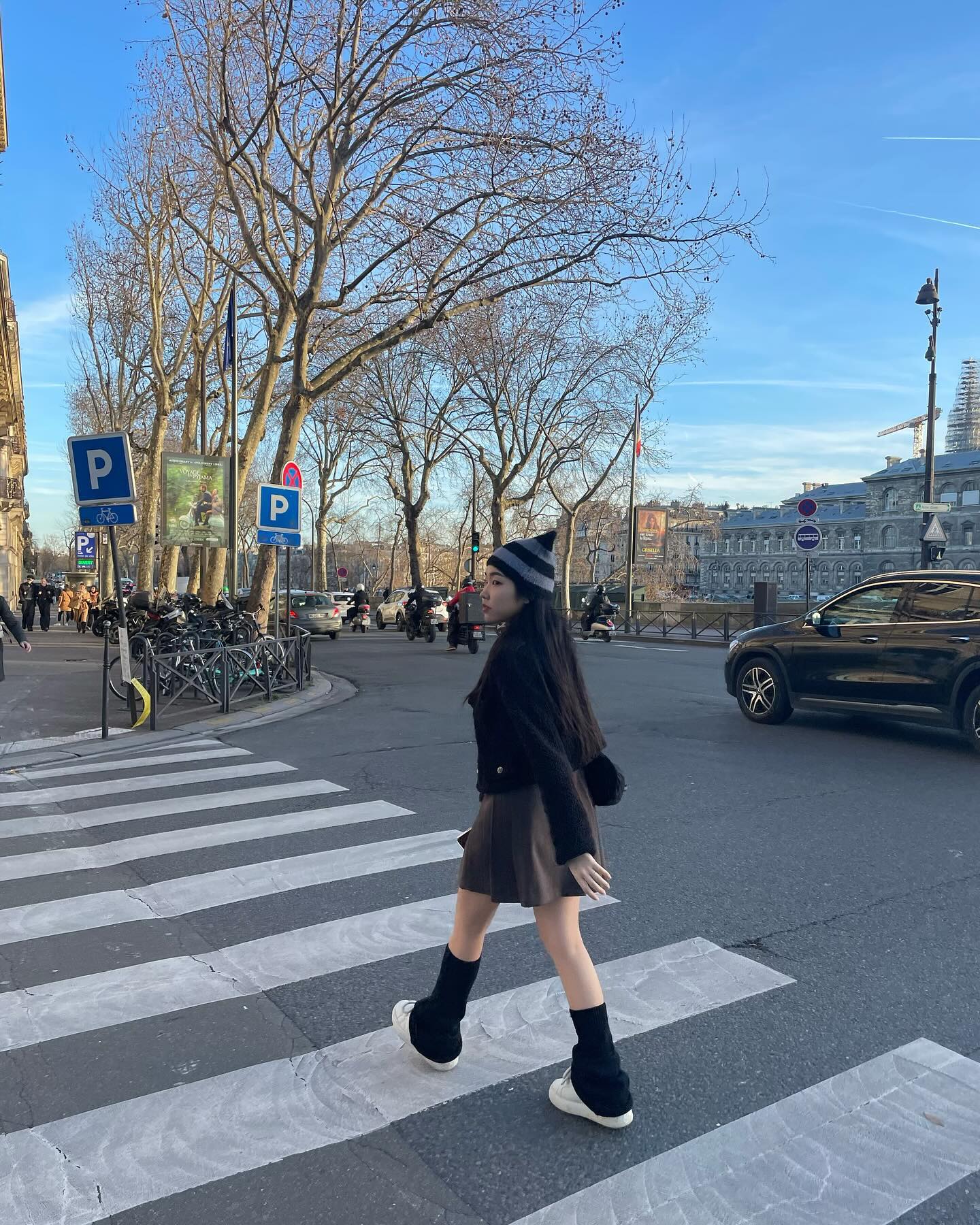 파리에서 사진찍는방법이랄까..🫶🏻

에펠탑이 잘보이게 사진찍으면서 잘나오려면 
이게 최선이다 하고 찍었어요:) 
전신이 다 나오는거 예쁘게 나오는건 왜이리 어려운거야!
그래도 에펠이랑 사진찍기 성공했다🥲