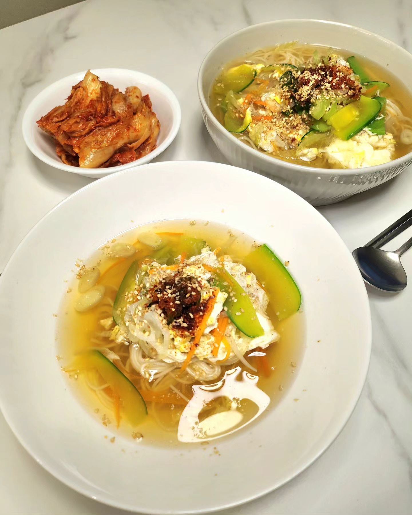 #한끼는잘먹자 🍜
너무 오랜만 이예요~🥲

인스타 시작한 이후로
이렇게 게시물 안올린 적이 없는데ㅋㅋ
요즘 대충 차려먹고 사진 찍기도 귀찮고 해서
배달 먹고 살아요ㅋㄱㅋㅋ🤭

오늘도 밥하기 귀찮아서 
비도 오고 간단하게 #잔치국수 했어요~

표고버섯은 사와서 밑둥으로 국물만 내고
위에껀 깜빡하고 넣지도 않음🙄💦

요즘.. 한끼는 잘먹자가 아니라 
뭐 대~~충 오늘도 한끼 때웠다 느낌...😂
.
.
.
.
.
.
.
#집밥#홈쿡#신혼#신혼밥상#저녁밥상#신혼저녁밥상#홈술#노동주#안주#술상#맛스타그램#쿡스타그램#먹스타그램#가정식#자취요리#선팔맞팔#먹팔환영