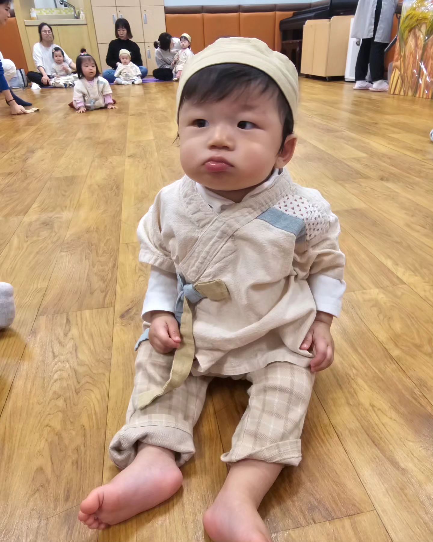 D+354

낮잠 30분만 자는 아들덕분에
엄마는 쉴틈이 없다^^
아들맘은 다 이런거냐,,,,,,,,

낮잠도 밤잠도 잘자는 비법
어디 없나요,,,
겨울부턴 더 빡센 스케줄이다,,이넘

#잠투정 #오지네 #아들맘소통 #아들맘 #저질체력 #육아일기 #육아팅
#아기모델그램 #아기모델 #아기스타그램