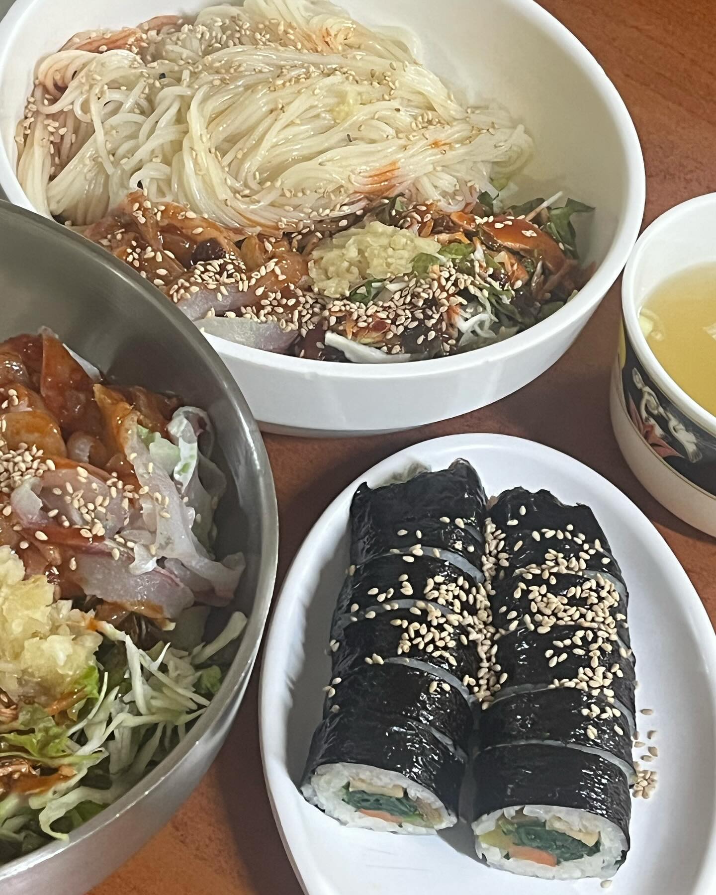 창녕식당 🐬

부산 여행에서 발견한 보석 같은 찐 맛집 공유합니다 !!!!!!! 💎✨🥹

부산진역 작은 시장 안에 위치한 회국수, 회덮밥 전문점에 다녀왔어요 ! 🎶 신선한 회에 특제 소스가 더해져 감칠맛이 죽여줍니다,,😍 

찐 맛집 포스가 느껴지는 식당 안에는 부산 현지인 분들만 오셔서,, 제대로 왔다 싶었어요! 😎 

✔️회덮밥
✔️회국수
✔️김밥

결론부터 말하자면 기대 안했던 김밥은 꼭 드셔야 합니다.. 🥹 투박한 재료처럼 보이지만 직접 만드신 나물과 장아찌가 들어가서 먹어본 김밥 중에 인생김밥 등극했어요..💖 꼭 먹어주세요!!! 

회덮밥과 회국수는 창녕식당만의 특제 소스가 더해져서 맛도 양도 정말 최고❤️ 무조건 두개 다 드셔주세요!!!!

메뉴는 쏘 심플 ~ ! 해서 술 한잔 하기 좋은 안주도 있어요 ! 부산여행 오시면 꼭 가주세요 ! 저는 이 집을 위해서 또 부산 올꺼에요 😎 사장님 오래오래 건강하세요!!!!🍀

위치 ♥ 부산 동구 고관로 106
운영 ♥ 월-토 09:00 - 21:00

#부산여행 #부산맛집 #부산진맛집 #부산진구맛집 #회덮밥 #회국수 #회덮밥맛집 #회국수맛집 #김밥맛집 #인생맛집 #맛집추천 #맛집스타그램 #맛집탐방 #맛스타그램 #먹런시스타